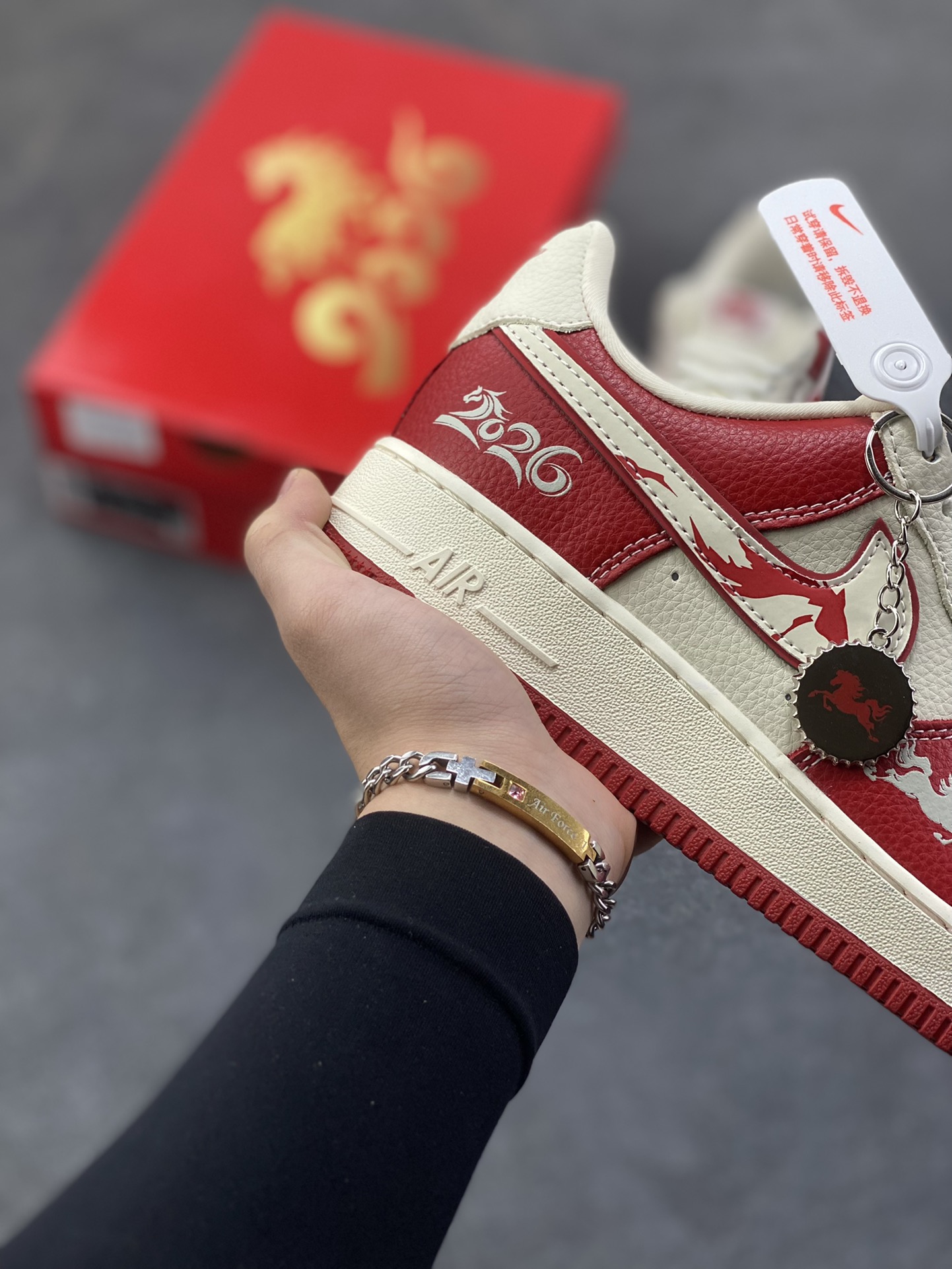 图片[6]-NIke Air Force 1 ‘07 Low “马年联名——荔纹红马”空军一号 低帮 运动鞋 休闲鞋 折边针车 工艺难度大 原楦头原纸板 原装鞋盒 定制五金配件 内置全掌气垫 原厂鞋底 货号：XL1979-134 尺码：36 36.5 37.5 38 38.5 39 40 40.5 41 42 42.5 43 44 44.5 45-选品中心