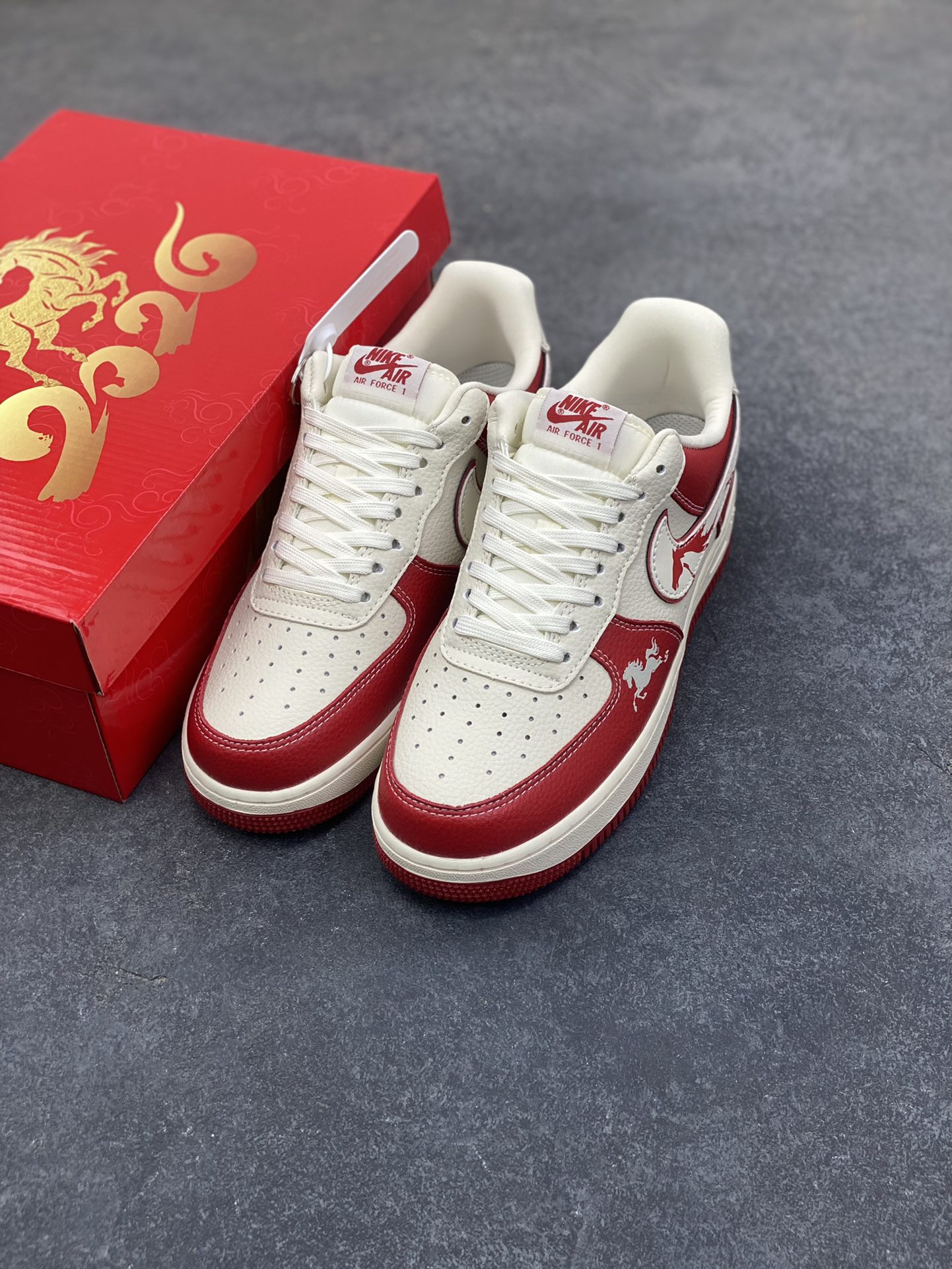 图片[8]-NIke Air Force 1 ‘07 Low “马年联名——荔纹红马”空军一号 低帮 运动鞋 休闲鞋 折边针车 工艺难度大 原楦头原纸板 原装鞋盒 定制五金配件 内置全掌气垫 原厂鞋底 货号：XL1979-134 尺码：36 36.5 37.5 38 38.5 39 40 40.5 41 42 42.5 43 44 44.5 45-选品中心