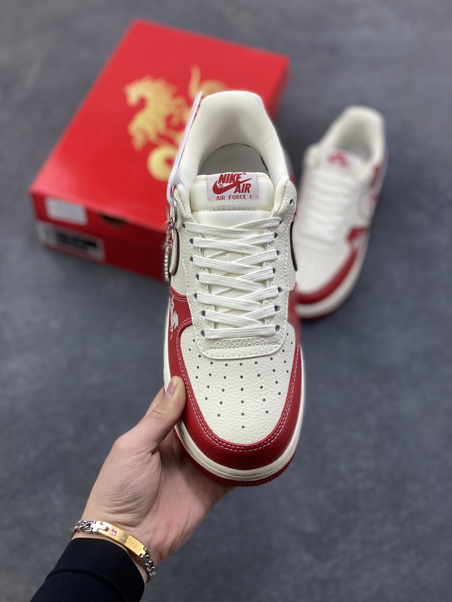 图片[2]-NIke Air Force 1 ‘07 Low “马年联名——荔纹红马”空军一号 低帮 运动鞋 休闲鞋 折边针车 工艺难度大 原楦头原纸板 原装鞋盒 定制五金配件 内置全掌气垫 原厂鞋底 货号：XL1979-134 尺码：36 36.5 37.5 38 38.5 39 40 40.5 41 42 42.5 43 44 44.5 45-选品中心