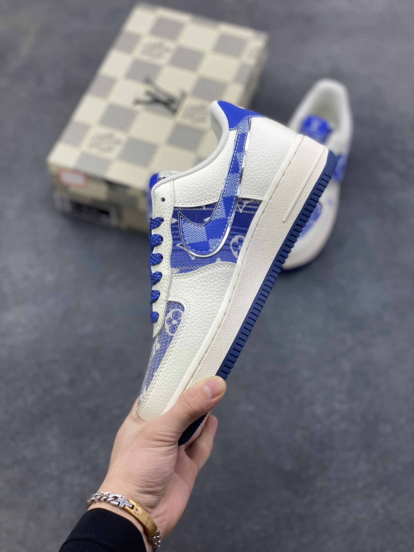 图片[3]-Nike Air Force 1 ‘07 Low “蓝调印花” LV X AF1空军一号 高端定制 低帮 运动鞋 这双鞋是LV经典Monogram印花与Nike Air Force 1的浪漫碰撞——奶白基底衬着克莱因蓝调织纹，老花图案顺着鞋身线条铺展，鞋侧的Swoosh被蓝纹包裹，后跟“LOUIS VUITTON”字样与鞋头的LV标识呼应，蓝白配色像把夏日海风揉进了鞋型里，是轻奢质感与日常适配度的双重拿捏 货号：XL1979-106 尺码：36 36.5 37.5 38 38.5 39 40 40.5 41 42 42.5 43 44 44.5 45-选品中心