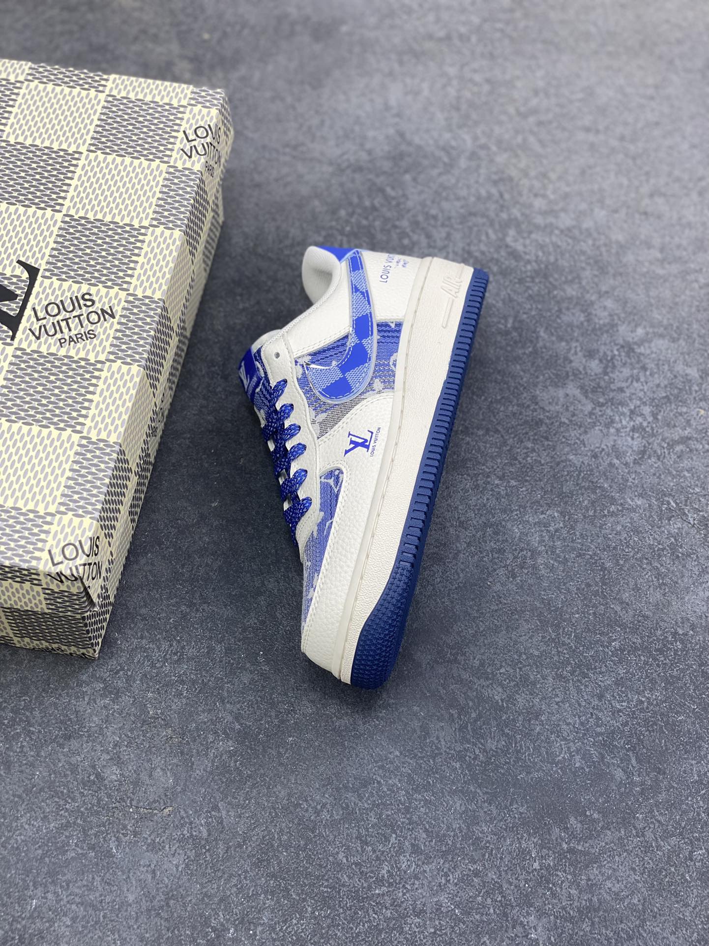 图片[7]-Nike Air Force 1 ‘07 Low “蓝调印花” LV X AF1空军一号 高端定制 低帮 运动鞋 这双鞋是LV经典Monogram印花与Nike Air Force 1的浪漫碰撞——奶白基底衬着克莱因蓝调织纹，老花图案顺着鞋身线条铺展，鞋侧的Swoosh被蓝纹包裹，后跟“LOUIS VUITTON”字样与鞋头的LV标识呼应，蓝白配色像把夏日海风揉进了鞋型里，是轻奢质感与日常适配度的双重拿捏 货号：XL1979-106 尺码：36 36.5 37.5 38 38.5 39 40 40.5 41 42 42.5 43 44 44.5 45-选品中心