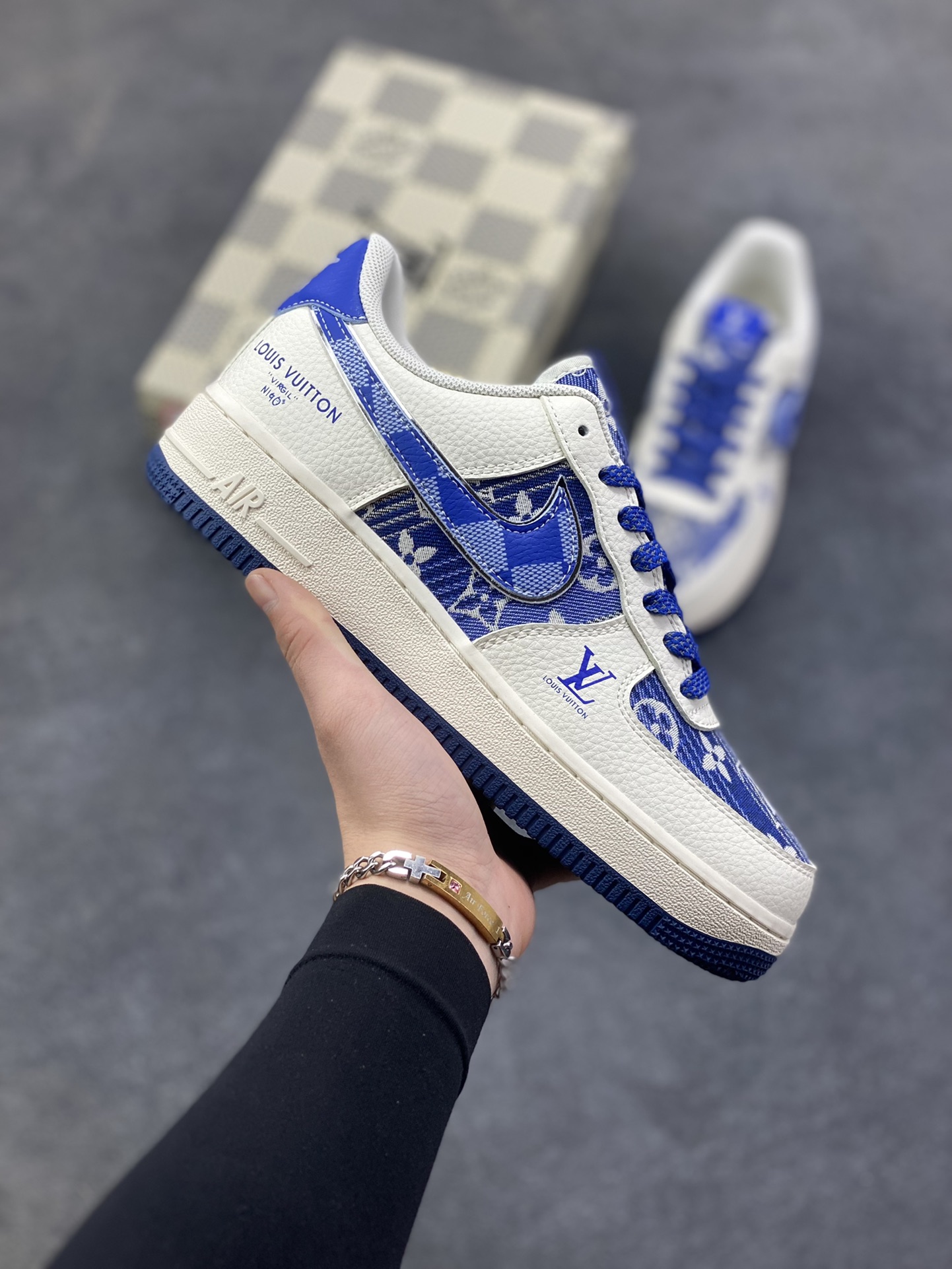 Nike Air Force 1 ‘07 Low “蓝调印花” LV X AF1空军一号 高端定制 低帮 运动鞋 这双鞋是LV经典Monogram印花与Nike Air Force 1的浪漫碰撞——奶白基底衬着克莱因蓝调织纹，老花图案顺着鞋身线条铺展，鞋侧的Swoosh被蓝纹包裹，后跟“LOUIS VUITTON”字样与鞋头的LV标识呼应，蓝白配色像把夏日海风揉进了鞋型里，是轻奢质感与日常适配度的双重拿捏 货号：XL1979-106 尺码：36 36.5 37.5 38 38.5 39 40 40.5 41 42 42.5 43 44 44.5 45-选品中心
