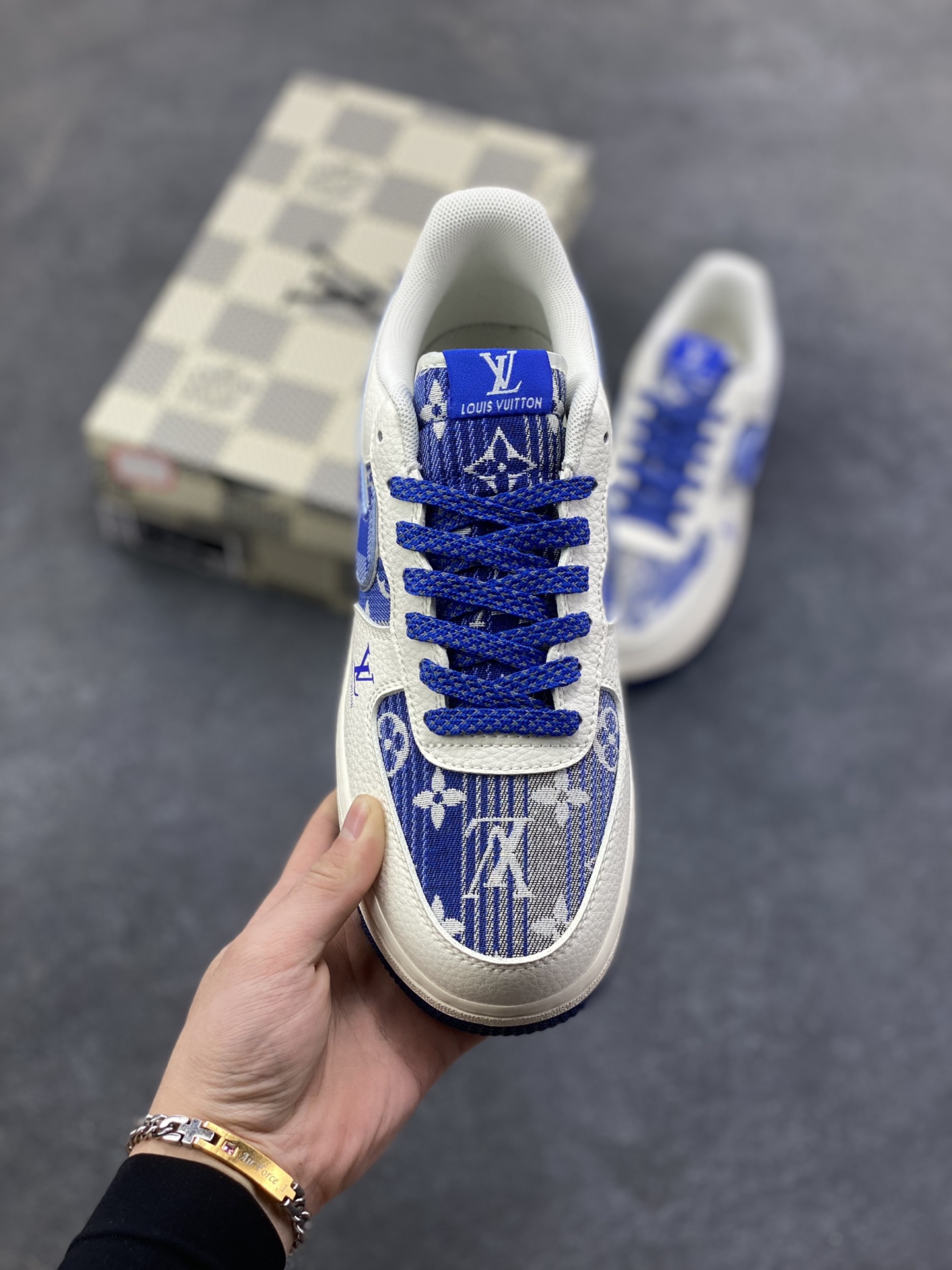 图片[2]-Nike Air Force 1 ‘07 Low “蓝调印花” LV X AF1空军一号 高端定制 低帮 运动鞋 这双鞋是LV经典Monogram印花与Nike Air Force 1的浪漫碰撞——奶白基底衬着克莱因蓝调织纹，老花图案顺着鞋身线条铺展，鞋侧的Swoosh被蓝纹包裹，后跟“LOUIS VUITTON”字样与鞋头的LV标识呼应，蓝白配色像把夏日海风揉进了鞋型里，是轻奢质感与日常适配度的双重拿捏 货号：XL1979-106 尺码：36 36.5 37.5 38 38.5 39 40 40.5 41 42 42.5 43 44 44.5 45-选品中心