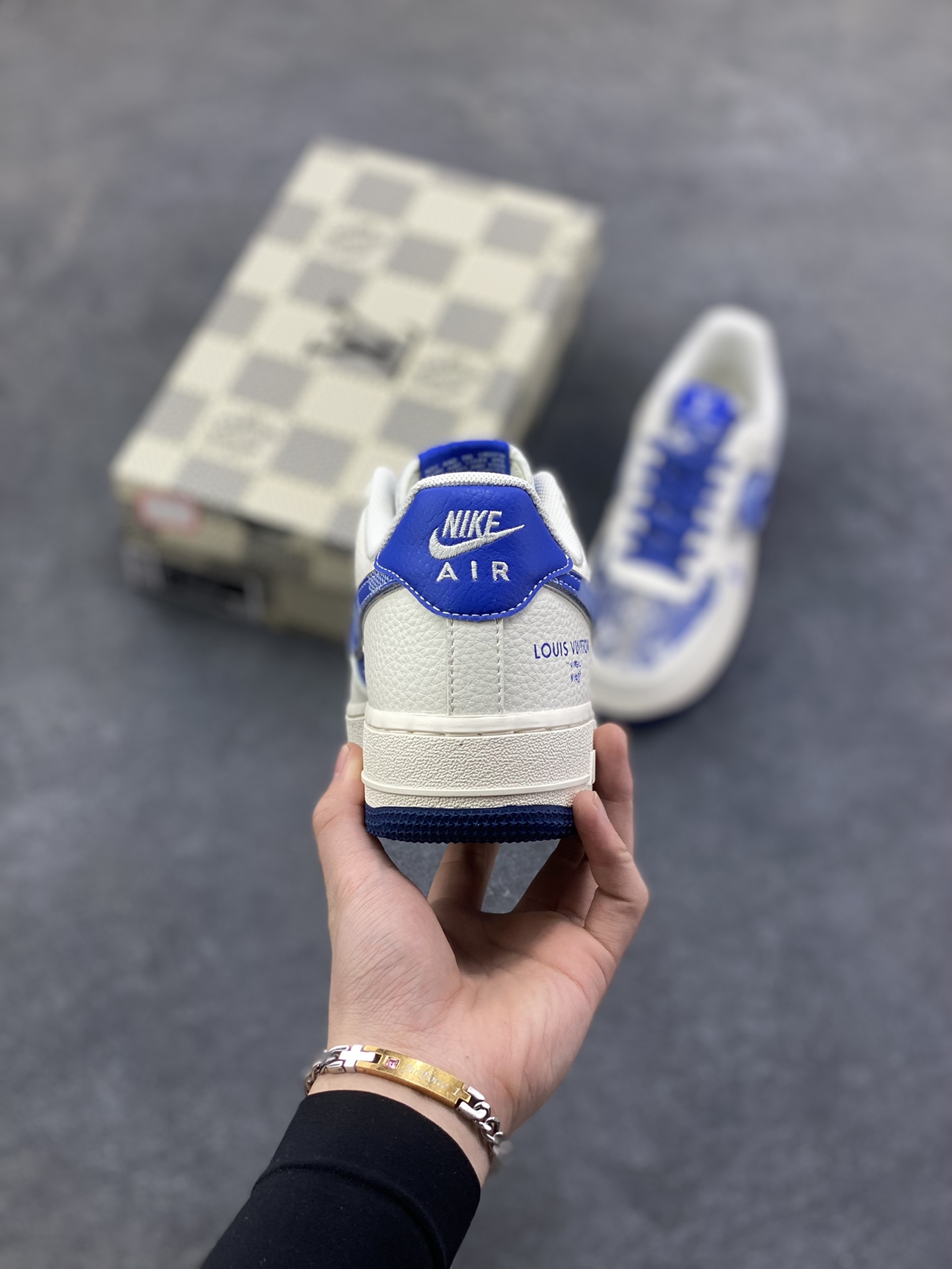 图片[4]-Nike Air Force 1 ‘07 Low “蓝调印花” LV X AF1空军一号 高端定制 低帮 运动鞋 这双鞋是LV经典Monogram印花与Nike Air Force 1的浪漫碰撞——奶白基底衬着克莱因蓝调织纹，老花图案顺着鞋身线条铺展，鞋侧的Swoosh被蓝纹包裹，后跟“LOUIS VUITTON”字样与鞋头的LV标识呼应，蓝白配色像把夏日海风揉进了鞋型里，是轻奢质感与日常适配度的双重拿捏 货号：XL1979-106 尺码：36 36.5 37.5 38 38.5 39 40 40.5 41 42 42.5 43 44 44.5 45-选品中心