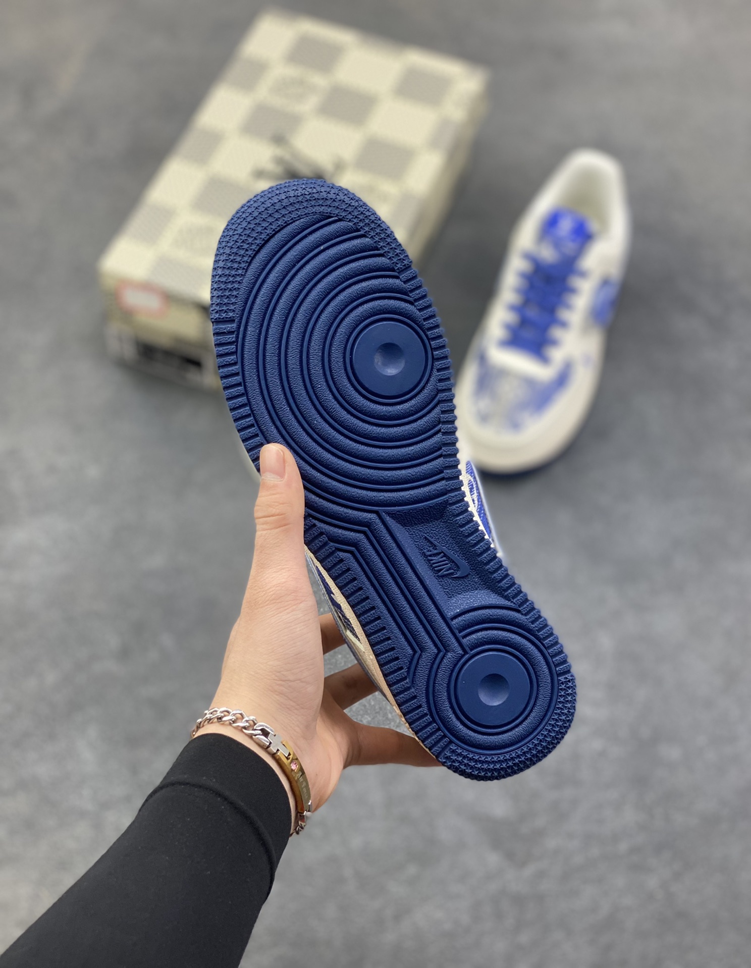 图片[5]-Nike Air Force 1 ‘07 Low “蓝调印花” LV X AF1空军一号 高端定制 低帮 运动鞋 这双鞋是LV经典Monogram印花与Nike Air Force 1的浪漫碰撞——奶白基底衬着克莱因蓝调织纹，老花图案顺着鞋身线条铺展，鞋侧的Swoosh被蓝纹包裹，后跟“LOUIS VUITTON”字样与鞋头的LV标识呼应，蓝白配色像把夏日海风揉进了鞋型里，是轻奢质感与日常适配度的双重拿捏 货号：XL1979-106 尺码：36 36.5 37.5 38 38.5 39 40 40.5 41 42 42.5 43 44 44.5 45-选品中心