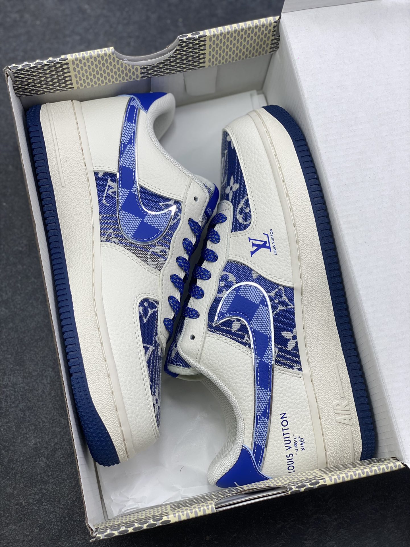 图片[9]-Nike Air Force 1 ‘07 Low “蓝调印花” LV X AF1空军一号 高端定制 低帮 运动鞋 这双鞋是LV经典Monogram印花与Nike Air Force 1的浪漫碰撞——奶白基底衬着克莱因蓝调织纹，老花图案顺着鞋身线条铺展，鞋侧的Swoosh被蓝纹包裹，后跟“LOUIS VUITTON”字样与鞋头的LV标识呼应，蓝白配色像把夏日海风揉进了鞋型里，是轻奢质感与日常适配度的双重拿捏 货号：XL1979-106 尺码：36 36.5 37.5 38 38.5 39 40 40.5 41 42 42.5 43 44 44.5 45-选品中心
