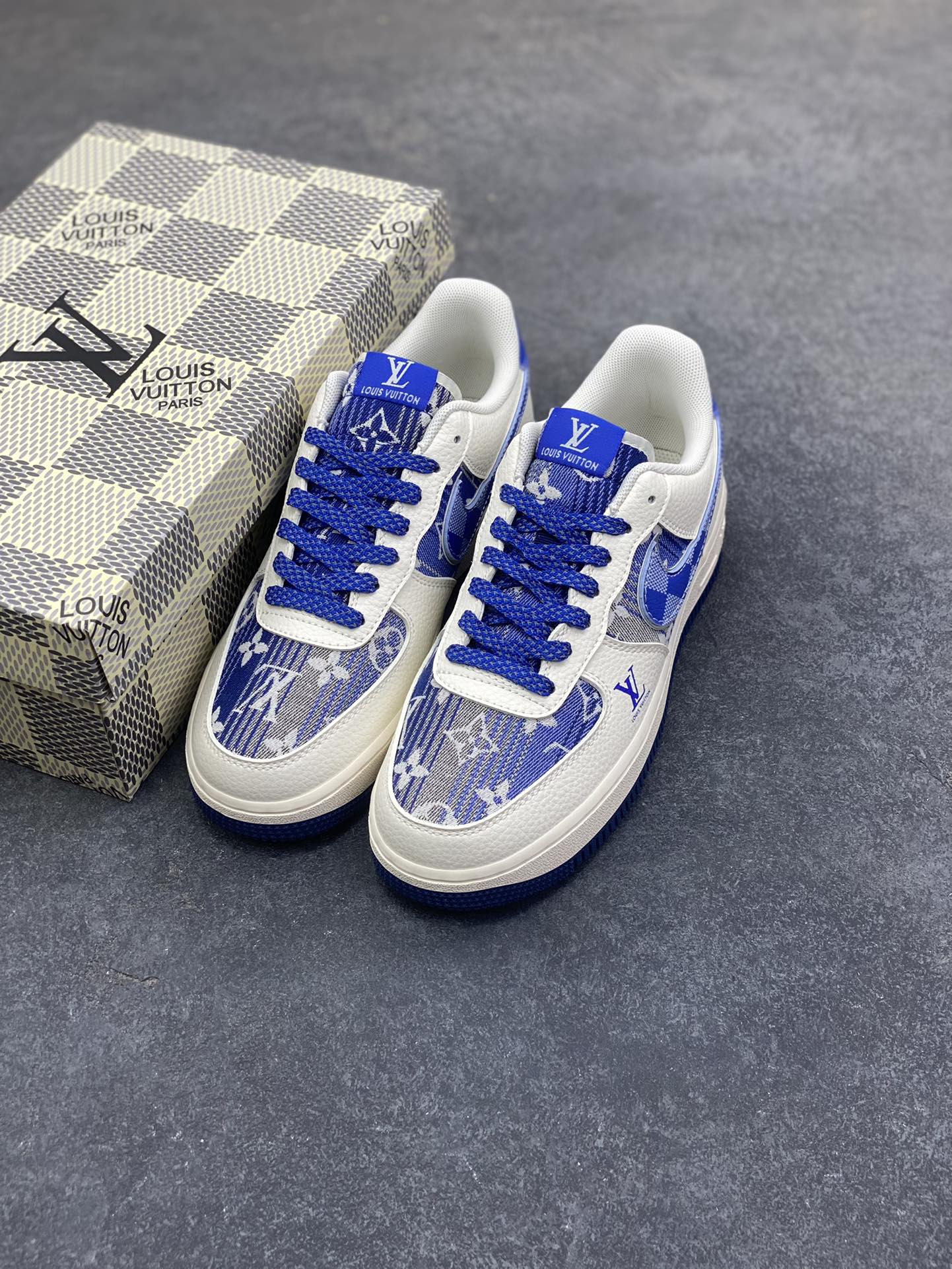 图片[8]-Nike Air Force 1 ‘07 Low “蓝调印花” LV X AF1空军一号 高端定制 低帮 运动鞋 这双鞋是LV经典Monogram印花与Nike Air Force 1的浪漫碰撞——奶白基底衬着克莱因蓝调织纹，老花图案顺着鞋身线条铺展，鞋侧的Swoosh被蓝纹包裹，后跟“LOUIS VUITTON”字样与鞋头的LV标识呼应，蓝白配色像把夏日海风揉进了鞋型里，是轻奢质感与日常适配度的双重拿捏 货号：XL1979-106 尺码：36 36.5 37.5 38 38.5 39 40 40.5 41 42 42.5 43 44 44.5 45-选品中心