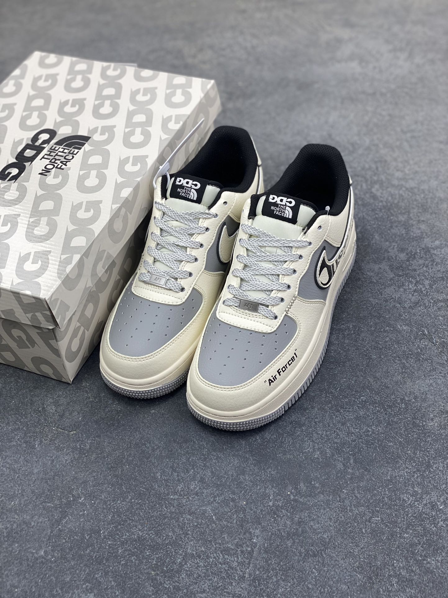 图片[8]-NIke Air Force 1 ‘07 Low “北面联名—米黑灰”空军一号 低帮 运动鞋 休闲鞋 折边针车 工艺难度大 原楦头原纸板 原装鞋盒 定制五金配件 内置全掌气垫 原厂鞋底 货号：JP8028-066 尺码：36 36.5 37.5 38 38.5 39 40 40.5 41 42 42.5 43 44 44.5 45-选品中心