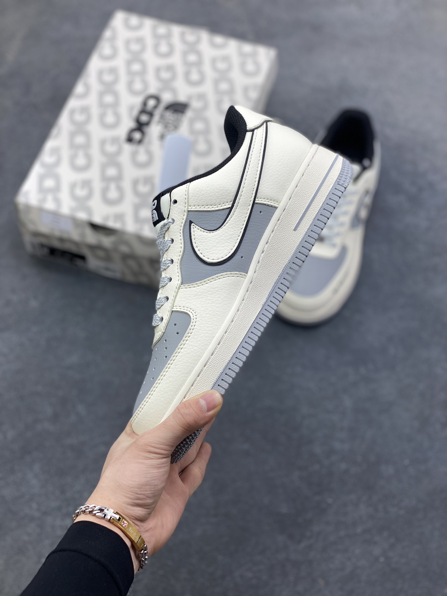 图片[3]-NIke Air Force 1 ‘07 Low “北面联名—米黑灰”空军一号 低帮 运动鞋 休闲鞋 折边针车 工艺难度大 原楦头原纸板 原装鞋盒 定制五金配件 内置全掌气垫 原厂鞋底 货号：JP8028-066 尺码：36 36.5 37.5 38 38.5 39 40 40.5 41 42 42.5 43 44 44.5 45-选品中心