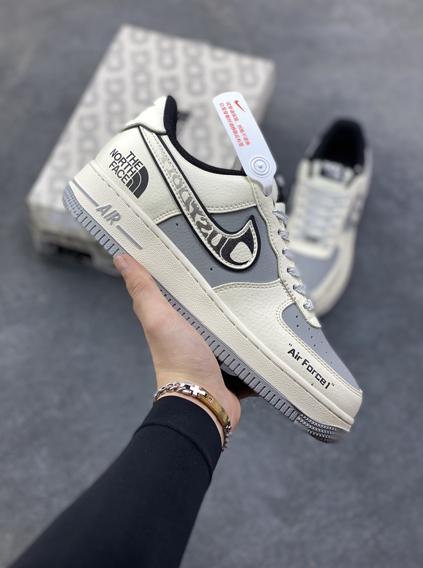 NIke Air Force 1 ‘07 Low “北面联名—米黑灰”空军一号 低帮 运动鞋 休闲鞋 折边针车 工艺难度大 原楦头原纸板 原装鞋盒 定制五金配件 内置全掌气垫 原厂鞋底 货号：JP8028-066 尺码：36 36.5 37.5 38 38.5 39 40 40.5 41 42 42.5 43 44 44.5 45-选品中心