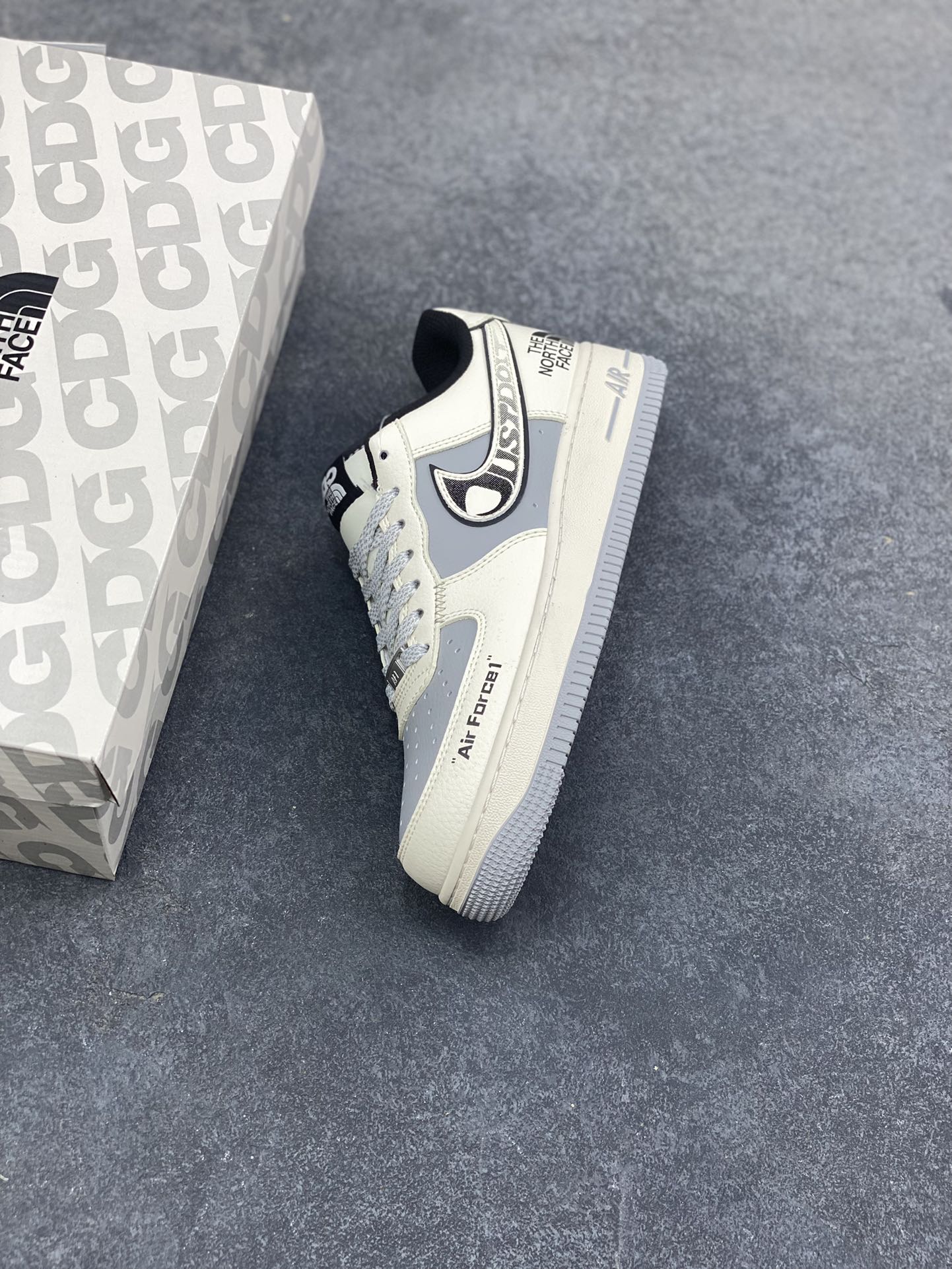 图片[7]-NIke Air Force 1 ‘07 Low “北面联名—米黑灰”空军一号 低帮 运动鞋 休闲鞋 折边针车 工艺难度大 原楦头原纸板 原装鞋盒 定制五金配件 内置全掌气垫 原厂鞋底 货号：JP8028-066 尺码：36 36.5 37.5 38 38.5 39 40 40.5 41 42 42.5 43 44 44.5 45-选品中心