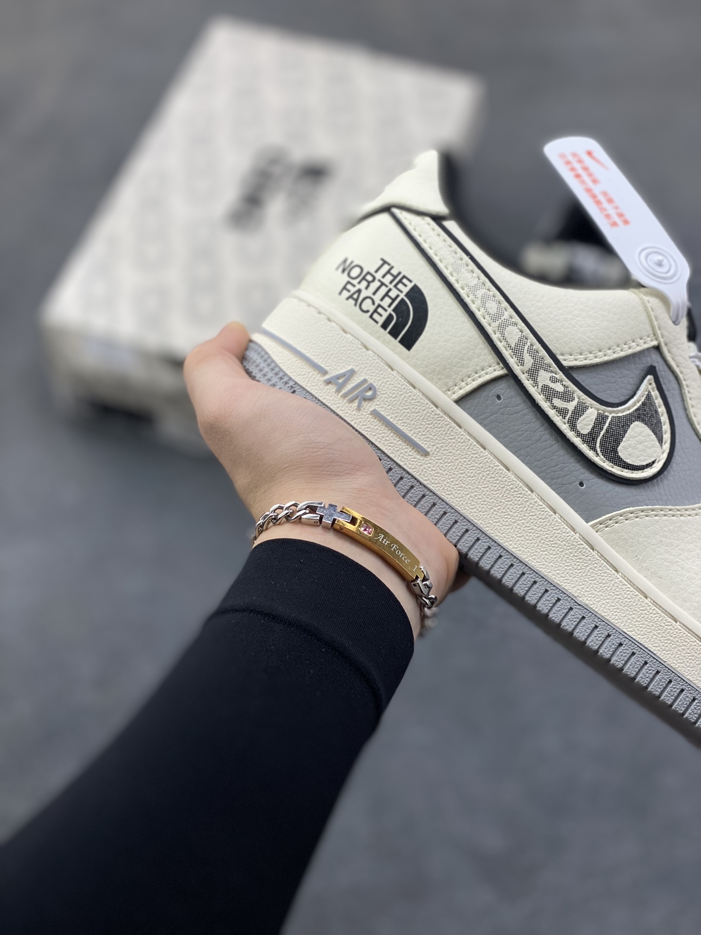 图片[6]-NIke Air Force 1 ‘07 Low “北面联名—米黑灰”空军一号 低帮 运动鞋 休闲鞋 折边针车 工艺难度大 原楦头原纸板 原装鞋盒 定制五金配件 内置全掌气垫 原厂鞋底 货号：JP8028-066 尺码：36 36.5 37.5 38 38.5 39 40 40.5 41 42 42.5 43 44 44.5 45-选品中心