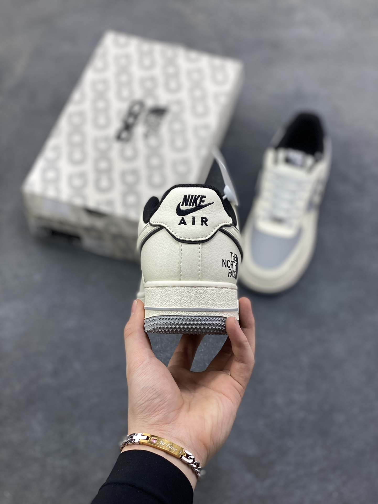 图片[4]-NIke Air Force 1 ‘07 Low “北面联名—米黑灰”空军一号 低帮 运动鞋 休闲鞋 折边针车 工艺难度大 原楦头原纸板 原装鞋盒 定制五金配件 内置全掌气垫 原厂鞋底 货号：JP8028-066 尺码：36 36.5 37.5 38 38.5 39 40 40.5 41 42 42.5 43 44 44.5 45-选品中心