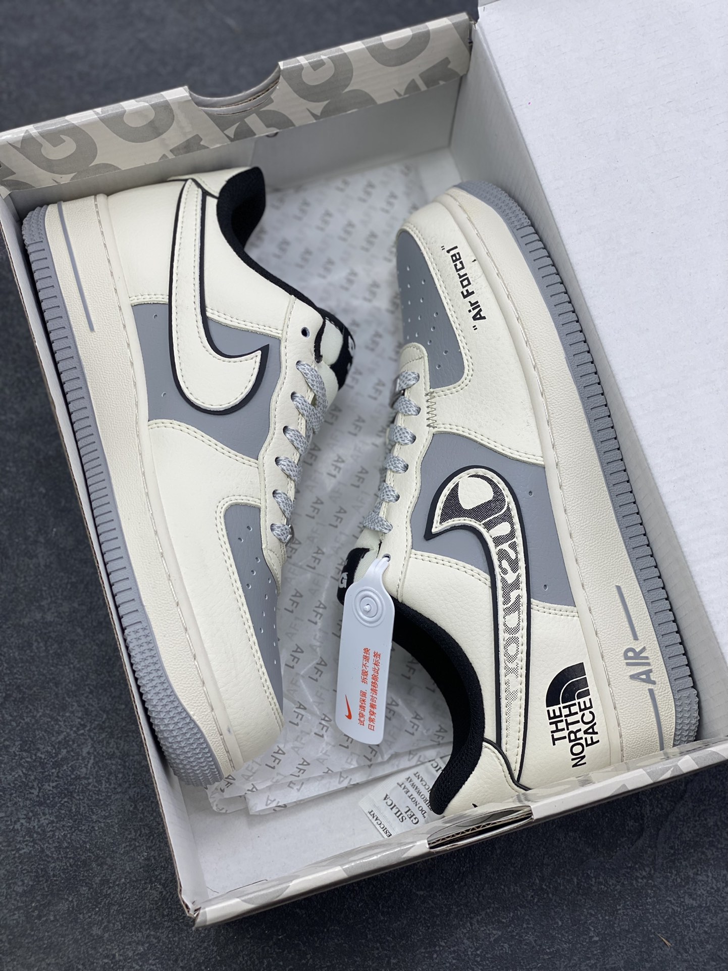图片[9]-NIke Air Force 1 ‘07 Low “北面联名—米黑灰”空军一号 低帮 运动鞋 休闲鞋 折边针车 工艺难度大 原楦头原纸板 原装鞋盒 定制五金配件 内置全掌气垫 原厂鞋底 货号：JP8028-066 尺码：36 36.5 37.5 38 38.5 39 40 40.5 41 42 42.5 43 44 44.5 45-选品中心