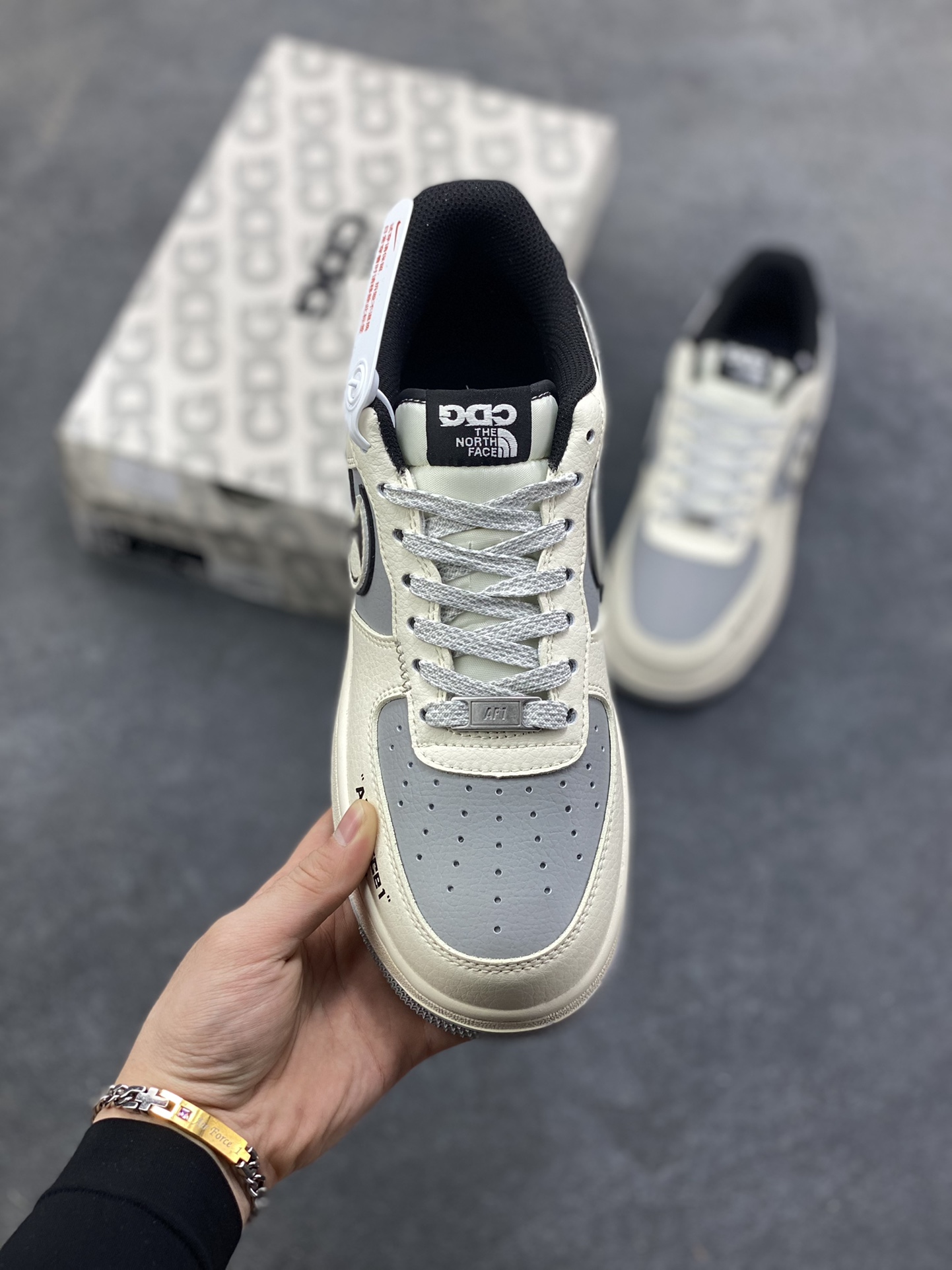 图片[2]-NIke Air Force 1 ‘07 Low “北面联名—米黑灰”空军一号 低帮 运动鞋 休闲鞋 折边针车 工艺难度大 原楦头原纸板 原装鞋盒 定制五金配件 内置全掌气垫 原厂鞋底 货号：JP8028-066 尺码：36 36.5 37.5 38 38.5 39 40 40.5 41 42 42.5 43 44 44.5 45-选品中心