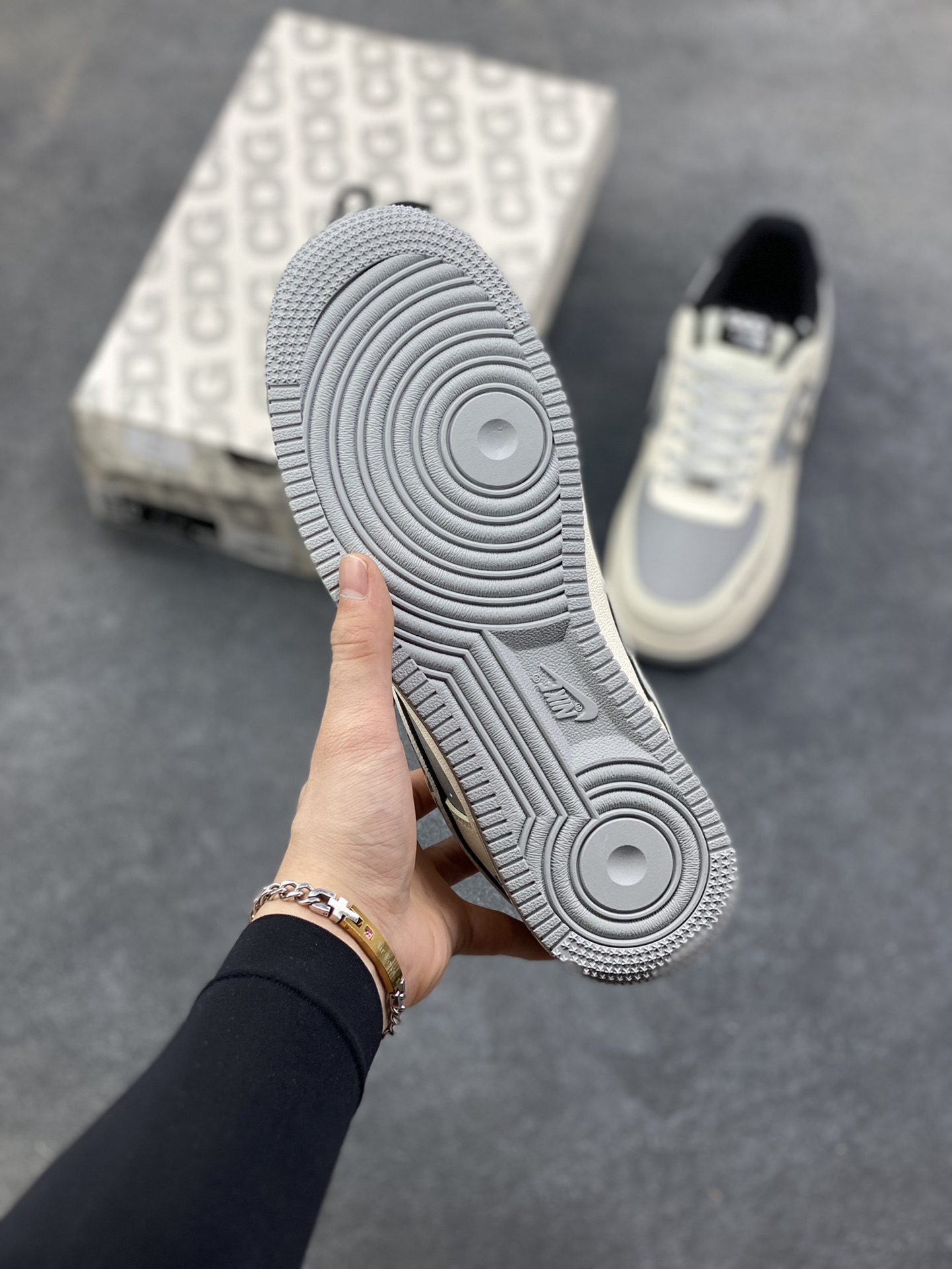 图片[5]-NIke Air Force 1 ‘07 Low “北面联名—米黑灰”空军一号 低帮 运动鞋 休闲鞋 折边针车 工艺难度大 原楦头原纸板 原装鞋盒 定制五金配件 内置全掌气垫 原厂鞋底 货号：JP8028-066 尺码：36 36.5 37.5 38 38.5 39 40 40.5 41 42 42.5 43 44 44.5 45-选品中心