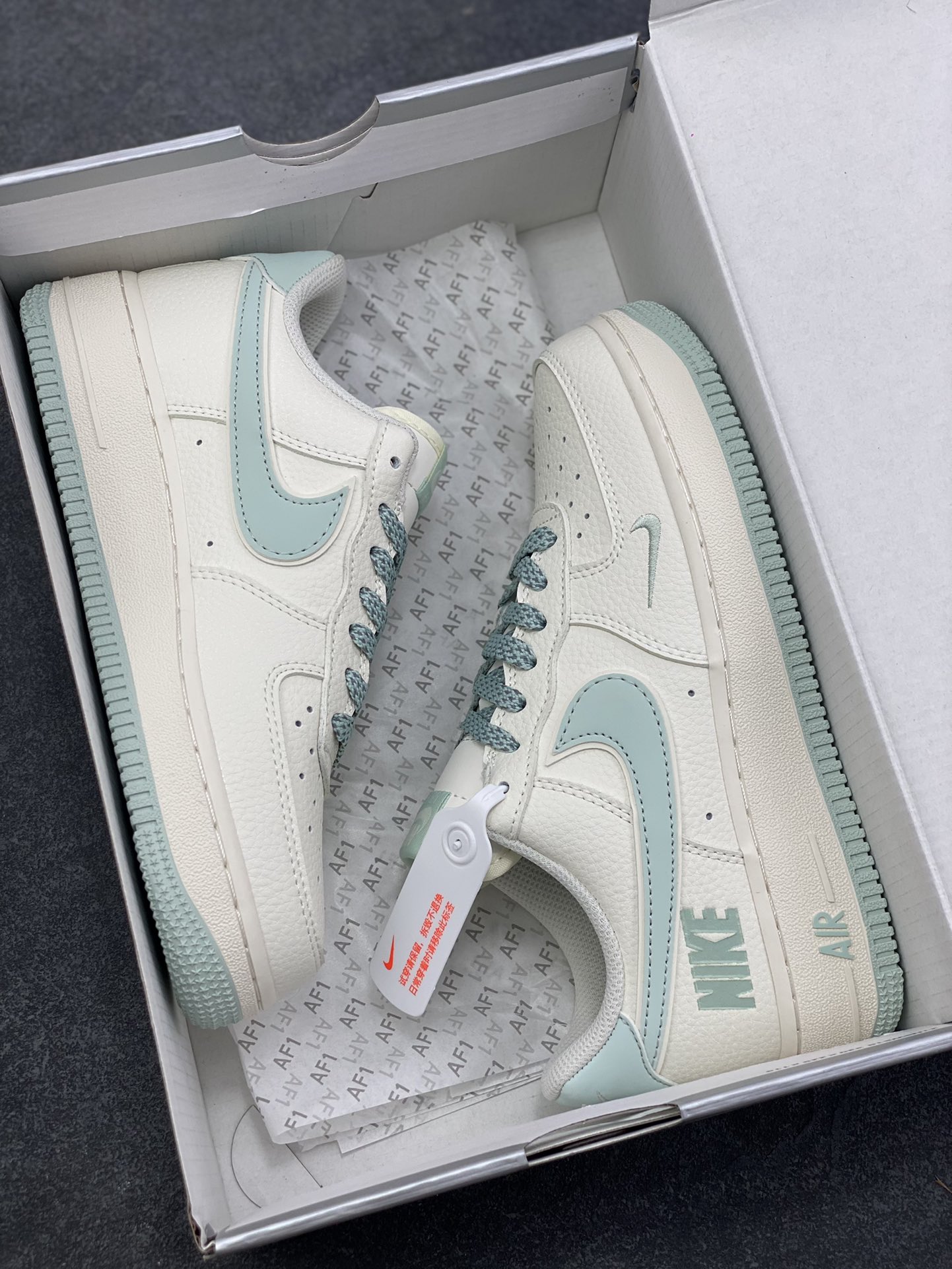 图片[9]-Nike Air Force 1 ‘07 Low “海盐奶霜” 空军一号 高端定制 低帮 运动鞋 当米白的鞋身撞上浅蓝的勾勒，这双“海盐奶霜”就成了把海边晚风揣进鞋盒的存在。像是揉碎了半捧海盐撒在奶白色的软皮上，浅蓝的Swoosh像海浪轻拍鞋身，连鞋带都裹着淡淡的雾蓝——没有浓烈的色彩，却把“清爽”两个字焊在了鞋型里 货号：GL6835-011 尺码：36 36.5 37.5 38 38.5 39 40 40.5 41 42 42.5 43 44 44.5 45-选品中心