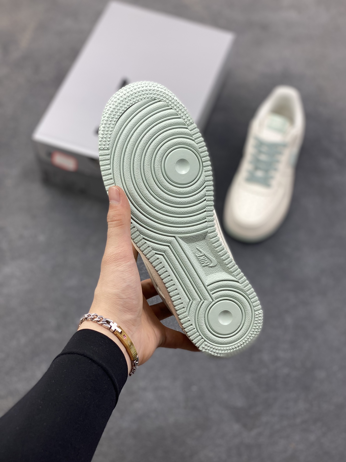 图片[5]-Nike Air Force 1 ‘07 Low “海盐奶霜” 空军一号 高端定制 低帮 运动鞋 当米白的鞋身撞上浅蓝的勾勒，这双“海盐奶霜”就成了把海边晚风揣进鞋盒的存在。像是揉碎了半捧海盐撒在奶白色的软皮上，浅蓝的Swoosh像海浪轻拍鞋身，连鞋带都裹着淡淡的雾蓝——没有浓烈的色彩，却把“清爽”两个字焊在了鞋型里 货号：GL6835-011 尺码：36 36.5 37.5 38 38.5 39 40 40.5 41 42 42.5 43 44 44.5 45-选品中心