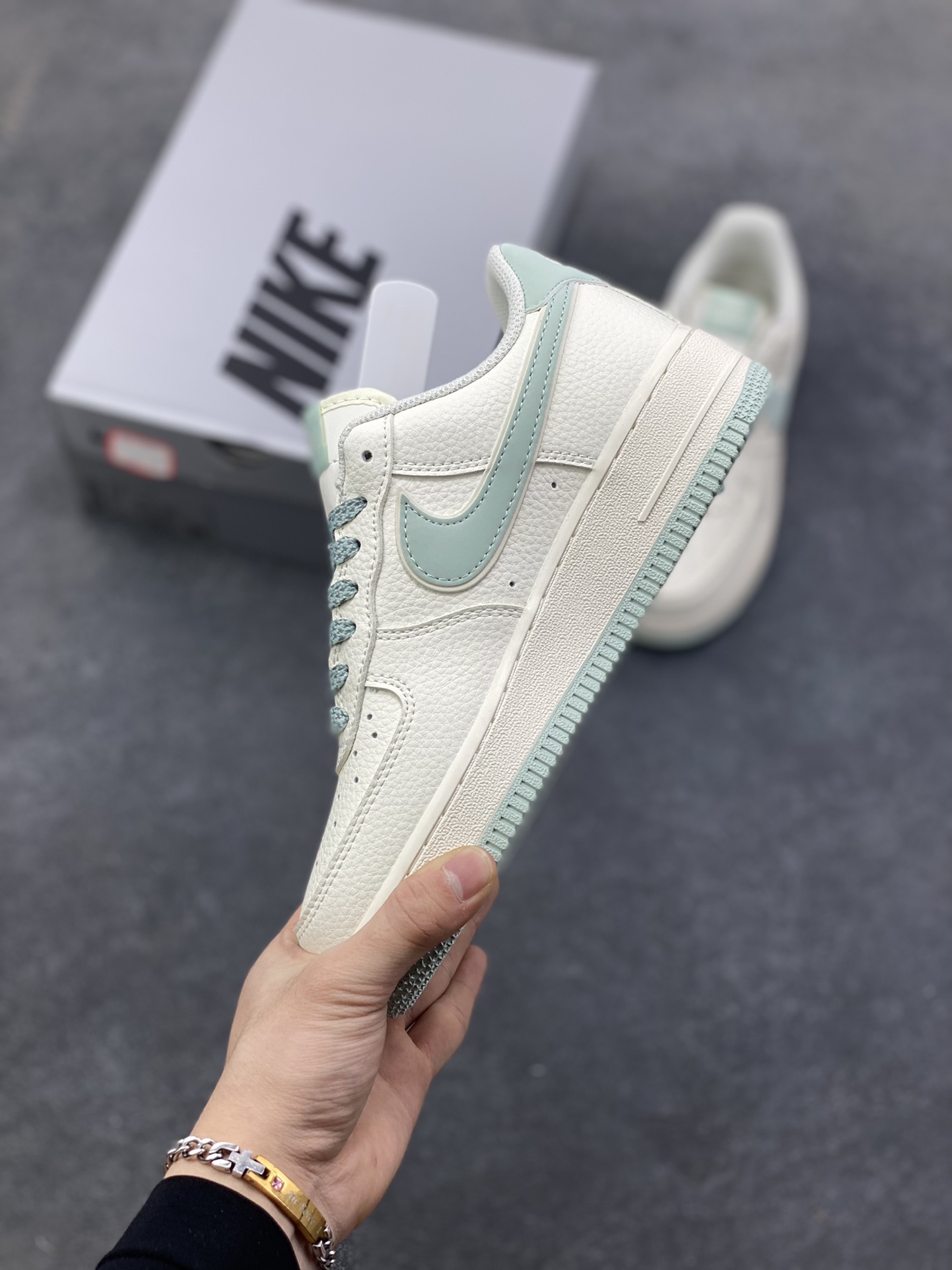 图片[3]-Nike Air Force 1 ‘07 Low “海盐奶霜” 空军一号 高端定制 低帮 运动鞋 当米白的鞋身撞上浅蓝的勾勒，这双“海盐奶霜”就成了把海边晚风揣进鞋盒的存在。像是揉碎了半捧海盐撒在奶白色的软皮上，浅蓝的Swoosh像海浪轻拍鞋身，连鞋带都裹着淡淡的雾蓝——没有浓烈的色彩，却把“清爽”两个字焊在了鞋型里 货号：GL6835-011 尺码：36 36.5 37.5 38 38.5 39 40 40.5 41 42 42.5 43 44 44.5 45-选品中心