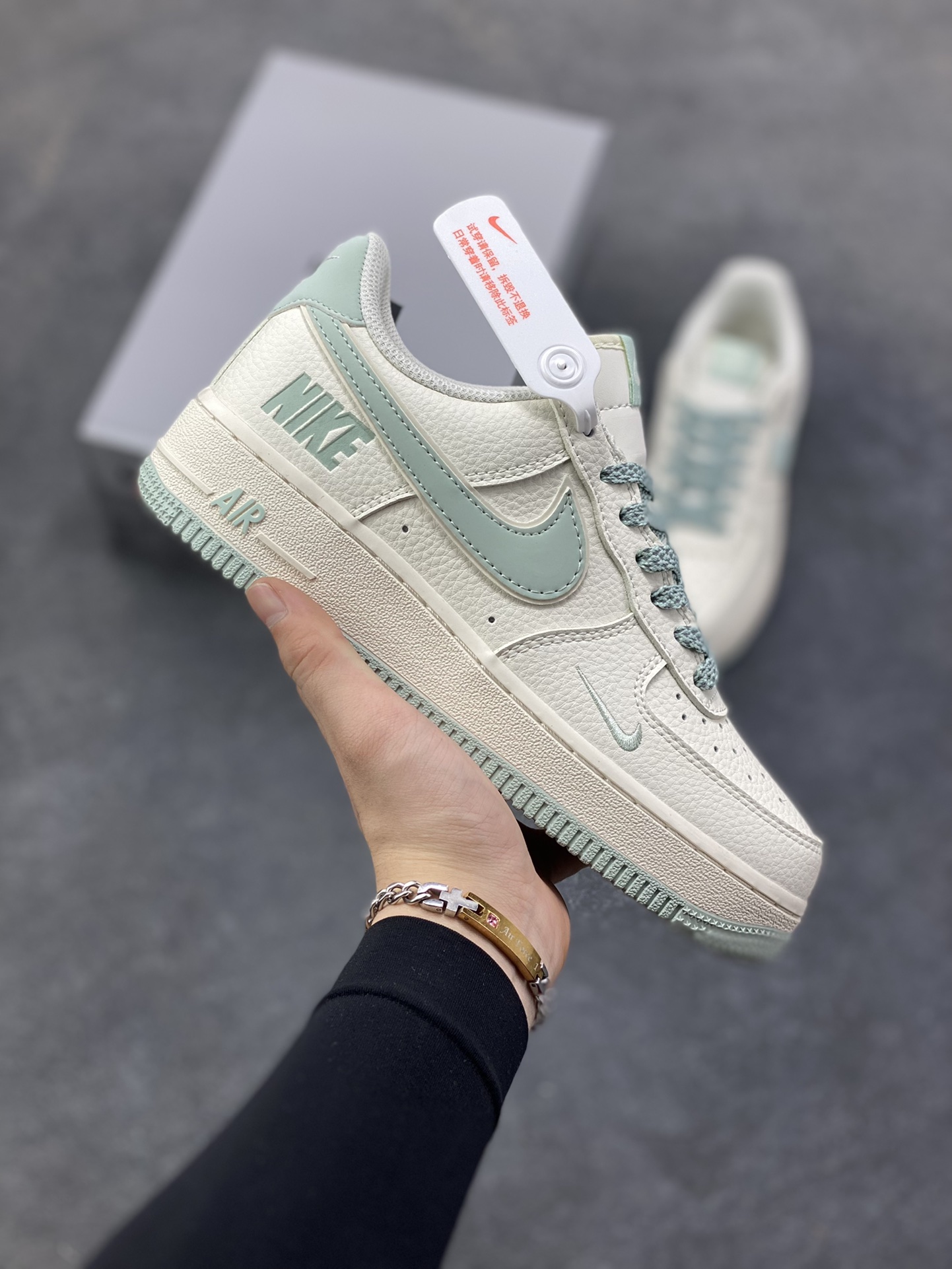 Nike Air Force 1 ‘07 Low “海盐奶霜” 空军一号 高端定制 低帮 运动鞋 当米白的鞋身撞上浅蓝的勾勒，这双“海盐奶霜”就成了把海边晚风揣进鞋盒的存在。像是揉碎了半捧海盐撒在奶白色的软皮上，浅蓝的Swoosh像海浪轻拍鞋身，连鞋带都裹着淡淡的雾蓝——没有浓烈的色彩，却把“清爽”两个字焊在了鞋型里 货号：GL6835-011 尺码：36 36.5 37.5 38 38.5 39 40 40.5 41 42 42.5 43 44 44.5 45-选品中心