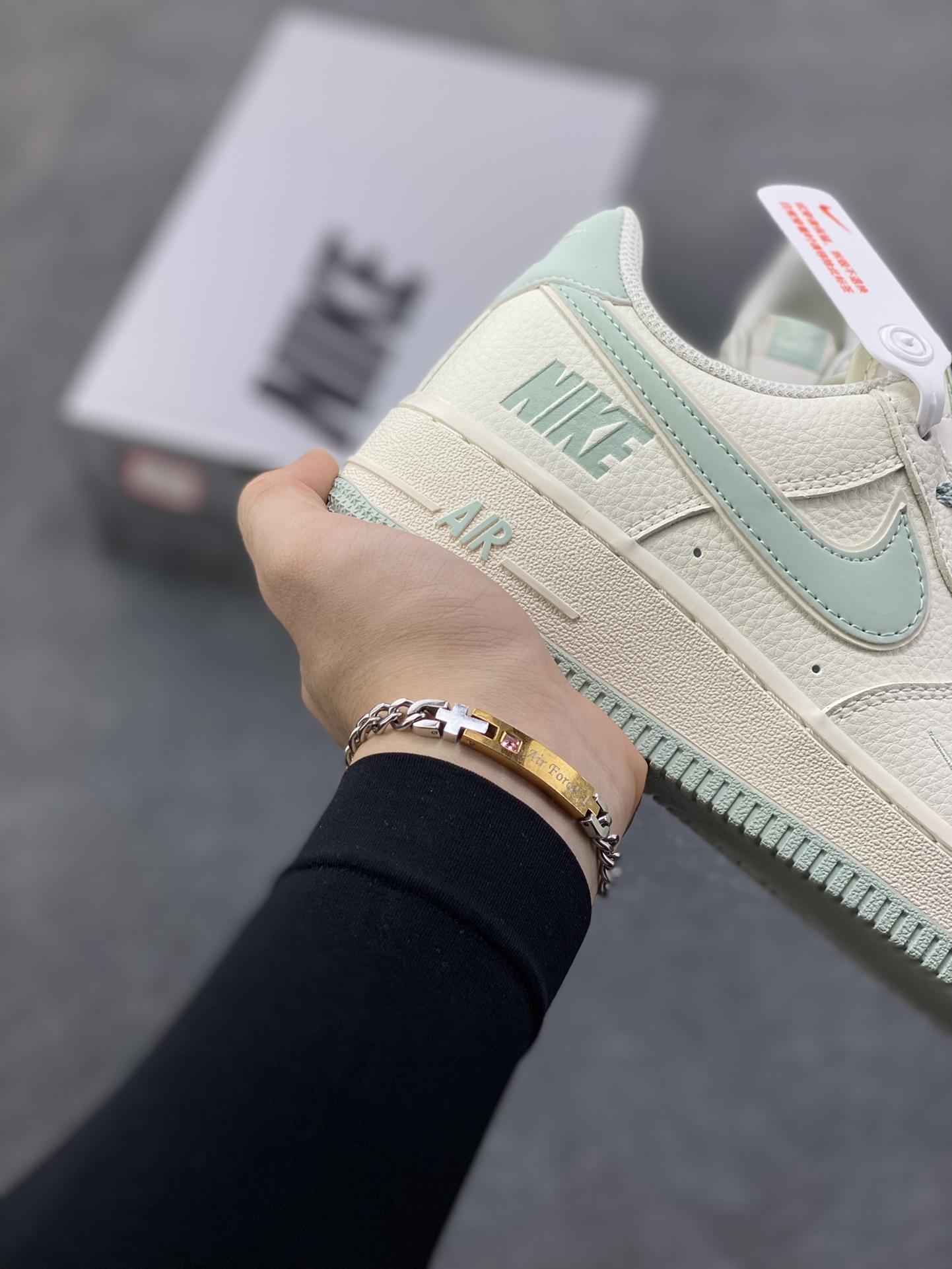 图片[6]-Nike Air Force 1 ‘07 Low “海盐奶霜” 空军一号 高端定制 低帮 运动鞋 当米白的鞋身撞上浅蓝的勾勒，这双“海盐奶霜”就成了把海边晚风揣进鞋盒的存在。像是揉碎了半捧海盐撒在奶白色的软皮上，浅蓝的Swoosh像海浪轻拍鞋身，连鞋带都裹着淡淡的雾蓝——没有浓烈的色彩，却把“清爽”两个字焊在了鞋型里 货号：GL6835-011 尺码：36 36.5 37.5 38 38.5 39 40 40.5 41 42 42.5 43 44 44.5 45-选品中心