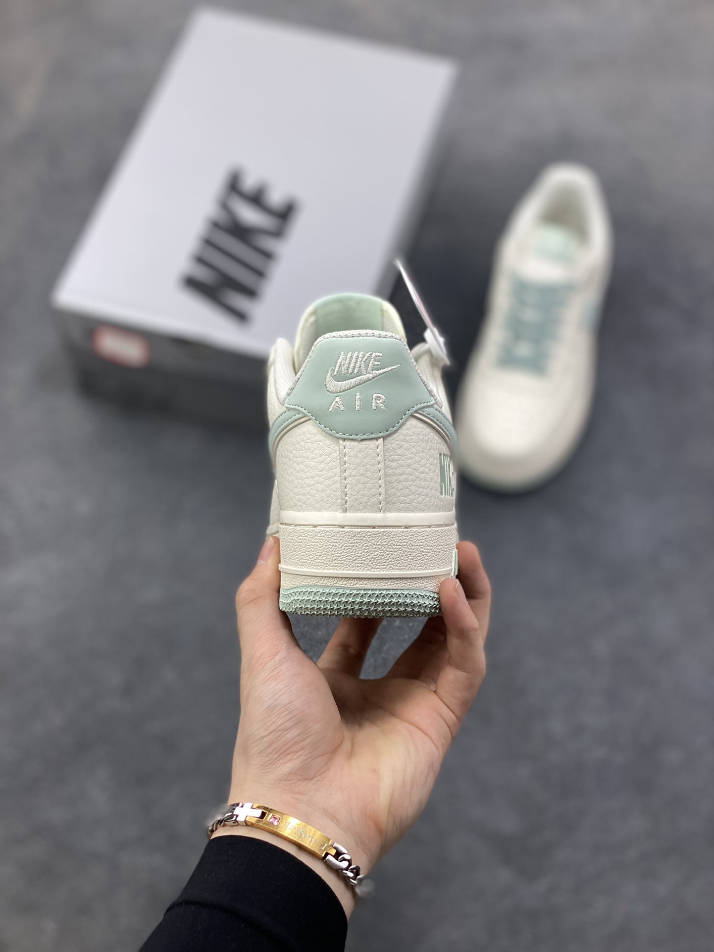 图片[4]-Nike Air Force 1 ‘07 Low “海盐奶霜” 空军一号 高端定制 低帮 运动鞋 当米白的鞋身撞上浅蓝的勾勒，这双“海盐奶霜”就成了把海边晚风揣进鞋盒的存在。像是揉碎了半捧海盐撒在奶白色的软皮上，浅蓝的Swoosh像海浪轻拍鞋身，连鞋带都裹着淡淡的雾蓝——没有浓烈的色彩，却把“清爽”两个字焊在了鞋型里 货号：GL6835-011 尺码：36 36.5 37.5 38 38.5 39 40 40.5 41 42 42.5 43 44 44.5 45-选品中心