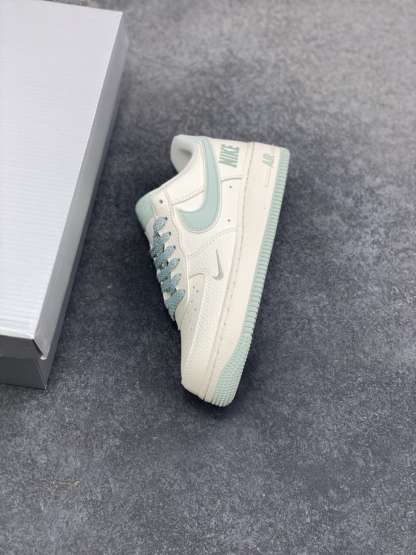 图片[7]-Nike Air Force 1 ‘07 Low “海盐奶霜” 空军一号 高端定制 低帮 运动鞋 当米白的鞋身撞上浅蓝的勾勒，这双“海盐奶霜”就成了把海边晚风揣进鞋盒的存在。像是揉碎了半捧海盐撒在奶白色的软皮上，浅蓝的Swoosh像海浪轻拍鞋身，连鞋带都裹着淡淡的雾蓝——没有浓烈的色彩，却把“清爽”两个字焊在了鞋型里 货号：GL6835-011 尺码：36 36.5 37.5 38 38.5 39 40 40.5 41 42 42.5 43 44 44.5 45-选品中心