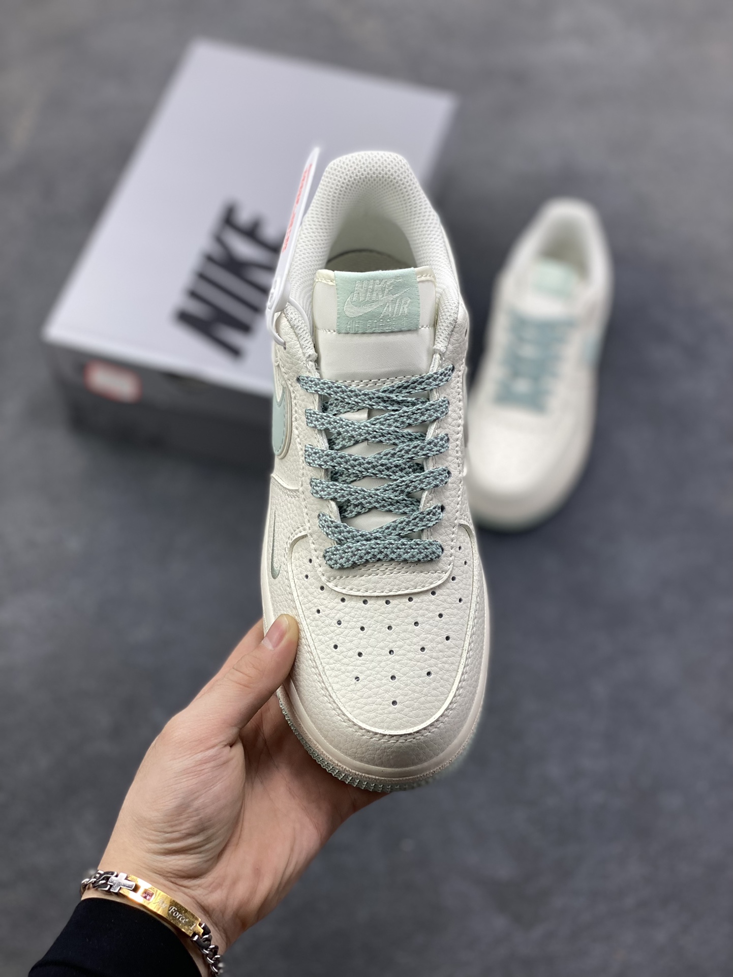 图片[2]-Nike Air Force 1 ‘07 Low “海盐奶霜” 空军一号 高端定制 低帮 运动鞋 当米白的鞋身撞上浅蓝的勾勒，这双“海盐奶霜”就成了把海边晚风揣进鞋盒的存在。像是揉碎了半捧海盐撒在奶白色的软皮上，浅蓝的Swoosh像海浪轻拍鞋身，连鞋带都裹着淡淡的雾蓝——没有浓烈的色彩，却把“清爽”两个字焊在了鞋型里 货号：GL6835-011 尺码：36 36.5 37.5 38 38.5 39 40 40.5 41 42 42.5 43 44 44.5 45-选品中心