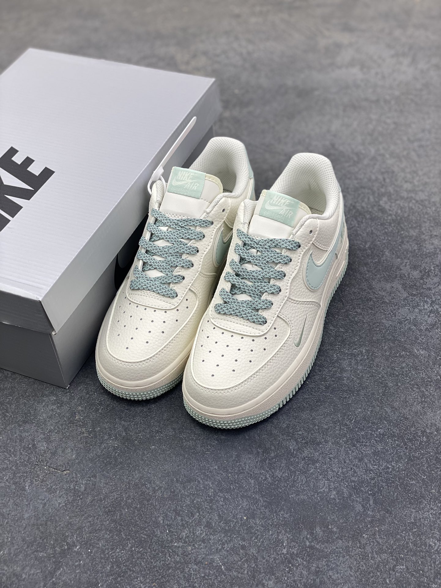 图片[8]-Nike Air Force 1 ‘07 Low “海盐奶霜” 空军一号 高端定制 低帮 运动鞋 当米白的鞋身撞上浅蓝的勾勒，这双“海盐奶霜”就成了把海边晚风揣进鞋盒的存在。像是揉碎了半捧海盐撒在奶白色的软皮上，浅蓝的Swoosh像海浪轻拍鞋身，连鞋带都裹着淡淡的雾蓝——没有浓烈的色彩，却把“清爽”两个字焊在了鞋型里 货号：GL6835-011 尺码：36 36.5 37.5 38 38.5 39 40 40.5 41 42 42.5 43 44 44.5 45-选品中心