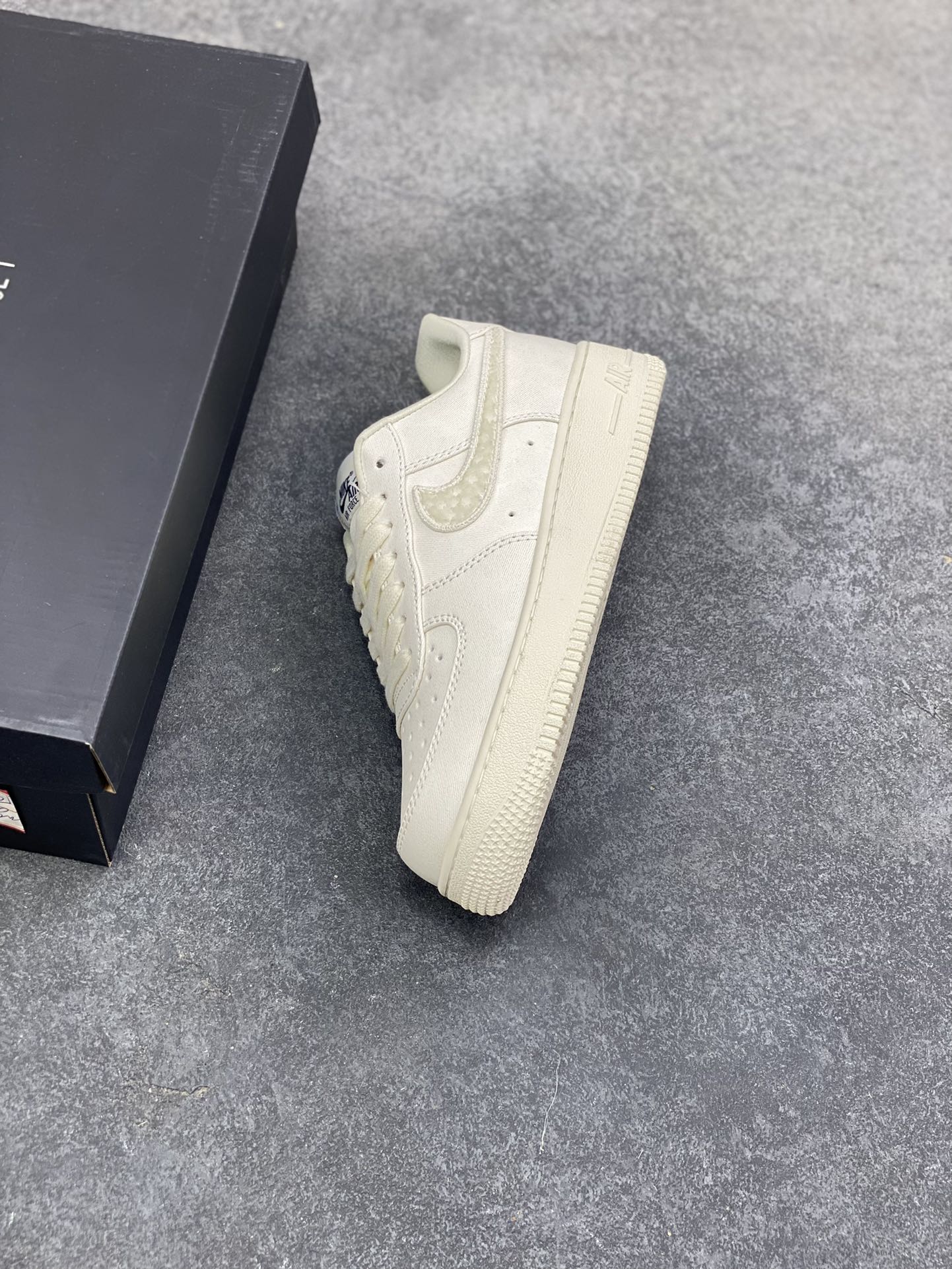 图片[7]-NIke Air Force 1 ‘07 Low 空军一号低帮 运动鞋 休闲鞋 折边针车 工艺难度大 原楦头原纸板 原装鞋盒 定制五金配件 内置全掌气垫 原厂鞋底 货号：IH7351-010 尺码：36 36.5 37.5 38 38.5 39 40 40.5 41 42 42.5 43 44 44.5 45-选品中心