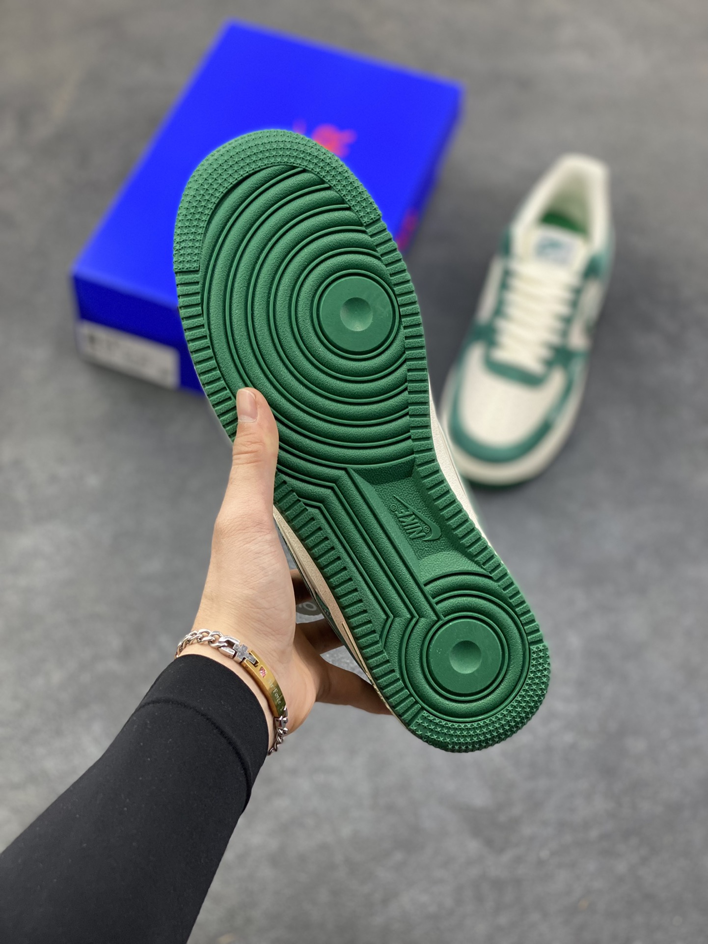 图片[5]-NIke Air Force 1 ‘07 Low “ALO联名——蒂芙尼绿”空军一号 低帮 运动鞋 休闲鞋 折边针车 工艺难度大 原楦头原纸板 原装鞋盒 定制五金配件 内置全掌气垫 原厂鞋底 货号：SY1388-011 尺码：36 36.5 37.5 38 38.5 39 40 40.5 41 42 42.5 43 44 44.5 45-选品中心