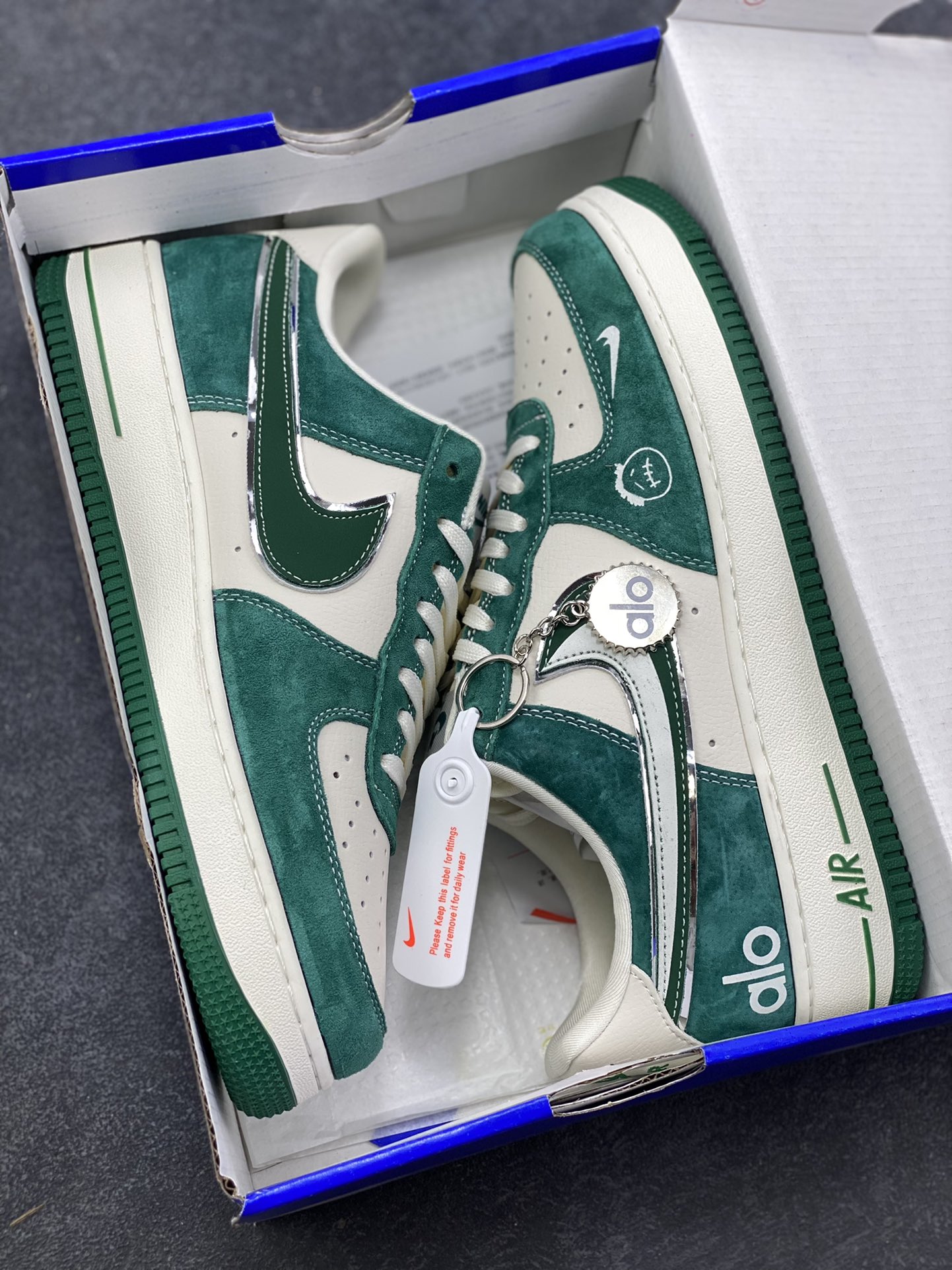 图片[9]-NIke Air Force 1 ‘07 Low “ALO联名——蒂芙尼绿”空军一号 低帮 运动鞋 休闲鞋 折边针车 工艺难度大 原楦头原纸板 原装鞋盒 定制五金配件 内置全掌气垫 原厂鞋底 货号：SY1388-011 尺码：36 36.5 37.5 38 38.5 39 40 40.5 41 42 42.5 43 44 44.5 45-选品中心