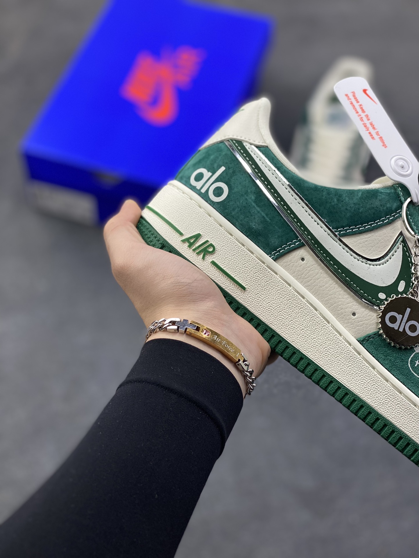 图片[6]-NIke Air Force 1 ‘07 Low “ALO联名——蒂芙尼绿”空军一号 低帮 运动鞋 休闲鞋 折边针车 工艺难度大 原楦头原纸板 原装鞋盒 定制五金配件 内置全掌气垫 原厂鞋底 货号：SY1388-011 尺码：36 36.5 37.5 38 38.5 39 40 40.5 41 42 42.5 43 44 44.5 45-选品中心