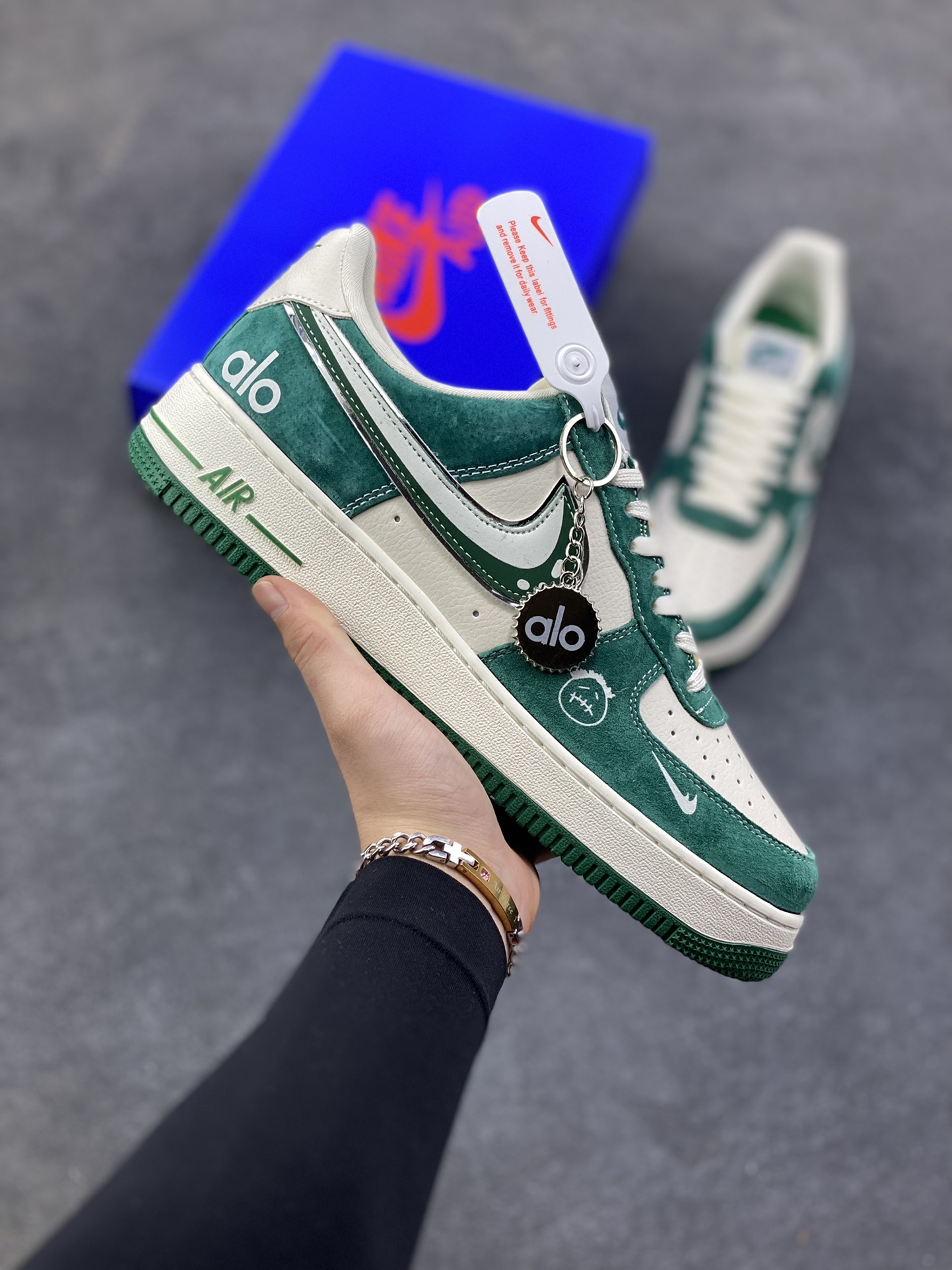 NIke Air Force 1 ‘07 Low “ALO联名——蒂芙尼绿”空军一号 低帮 运动鞋 休闲鞋 折边针车 工艺难度大 原楦头原纸板 原装鞋盒 定制五金配件 内置全掌气垫 原厂鞋底 货号：SY1388-011 尺码：36 36.5 37.5 38 38.5 39 40 40.5 41 42 42.5 43 44 44.5 45-选品中心