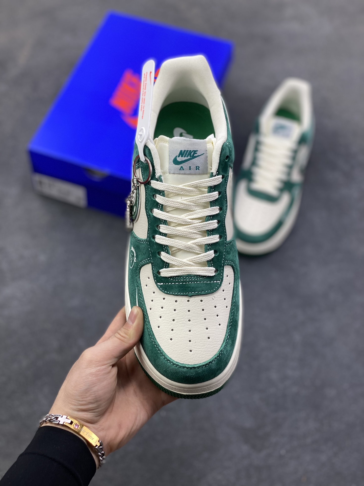 图片[2]-NIke Air Force 1 ‘07 Low “ALO联名——蒂芙尼绿”空军一号 低帮 运动鞋 休闲鞋 折边针车 工艺难度大 原楦头原纸板 原装鞋盒 定制五金配件 内置全掌气垫 原厂鞋底 货号：SY1388-011 尺码：36 36.5 37.5 38 38.5 39 40 40.5 41 42 42.5 43 44 44.5 45-选品中心