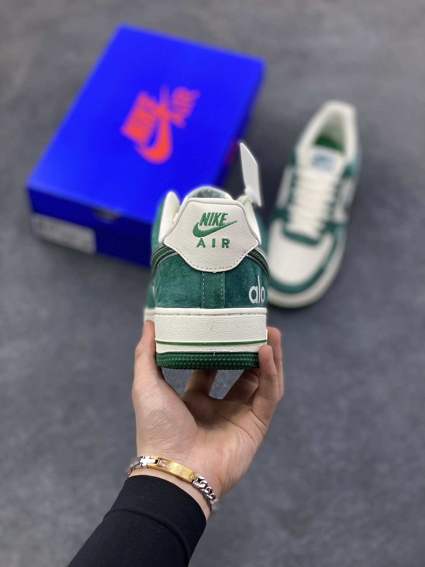 图片[4]-NIke Air Force 1 ‘07 Low “ALO联名——蒂芙尼绿”空军一号 低帮 运动鞋 休闲鞋 折边针车 工艺难度大 原楦头原纸板 原装鞋盒 定制五金配件 内置全掌气垫 原厂鞋底 货号：SY1388-011 尺码：36 36.5 37.5 38 38.5 39 40 40.5 41 42 42.5 43 44 44.5 45-选品中心