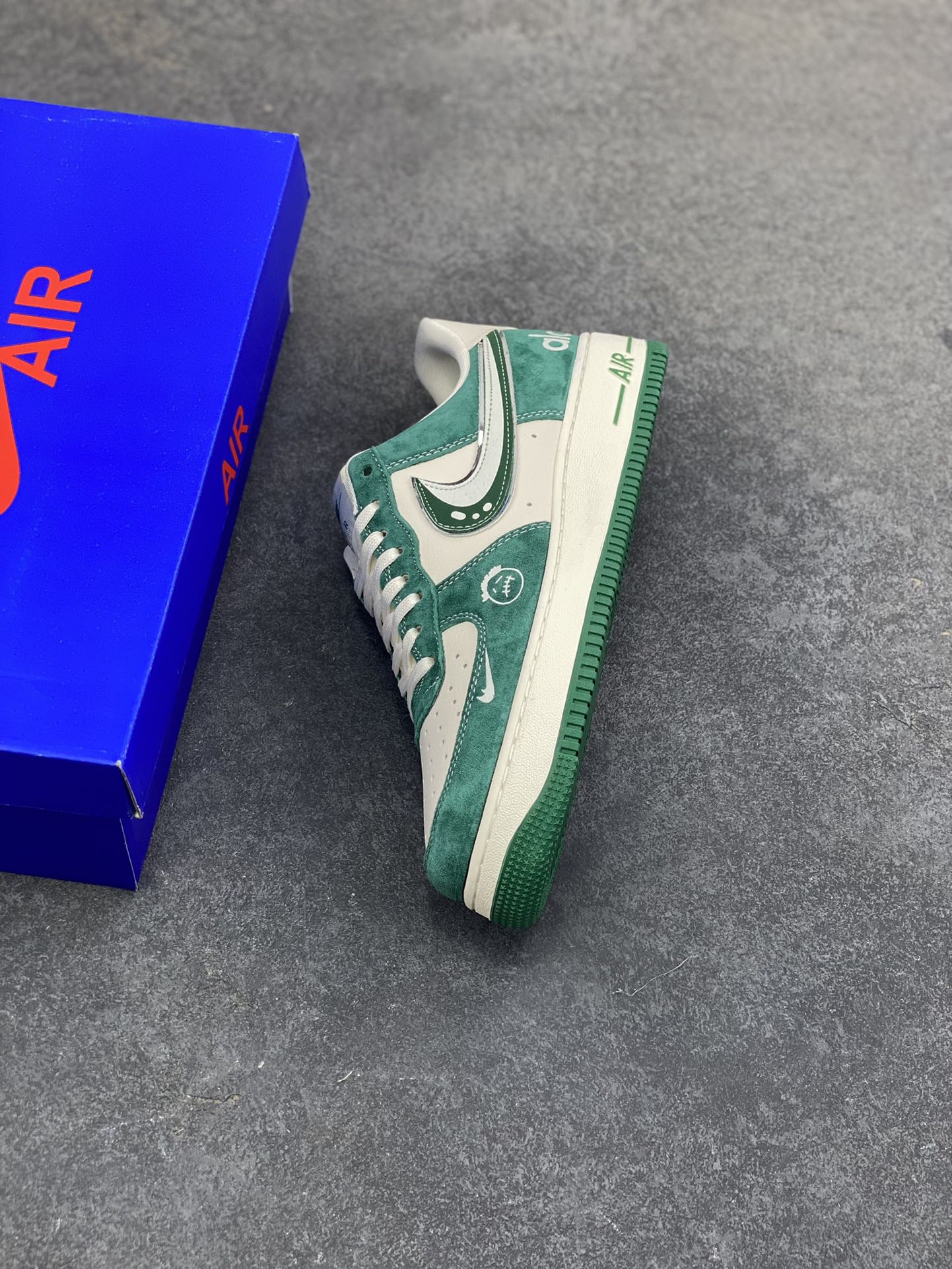 图片[7]-NIke Air Force 1 ‘07 Low “ALO联名——蒂芙尼绿”空军一号 低帮 运动鞋 休闲鞋 折边针车 工艺难度大 原楦头原纸板 原装鞋盒 定制五金配件 内置全掌气垫 原厂鞋底 货号：SY1388-011 尺码：36 36.5 37.5 38 38.5 39 40 40.5 41 42 42.5 43 44 44.5 45-选品中心