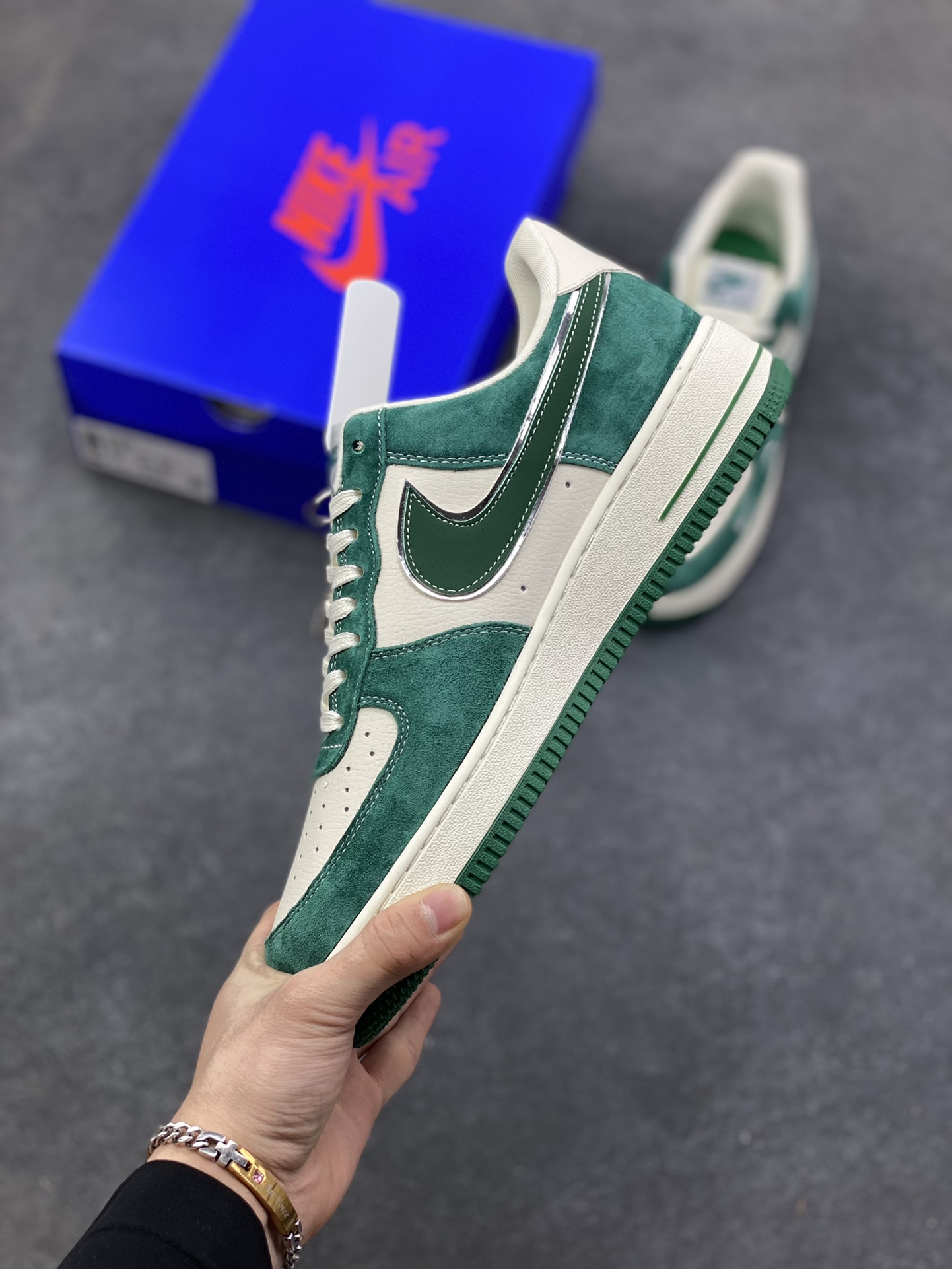 图片[3]-NIke Air Force 1 ‘07 Low “ALO联名——蒂芙尼绿”空军一号 低帮 运动鞋 休闲鞋 折边针车 工艺难度大 原楦头原纸板 原装鞋盒 定制五金配件 内置全掌气垫 原厂鞋底 货号：SY1388-011 尺码：36 36.5 37.5 38 38.5 39 40 40.5 41 42 42.5 43 44 44.5 45-选品中心