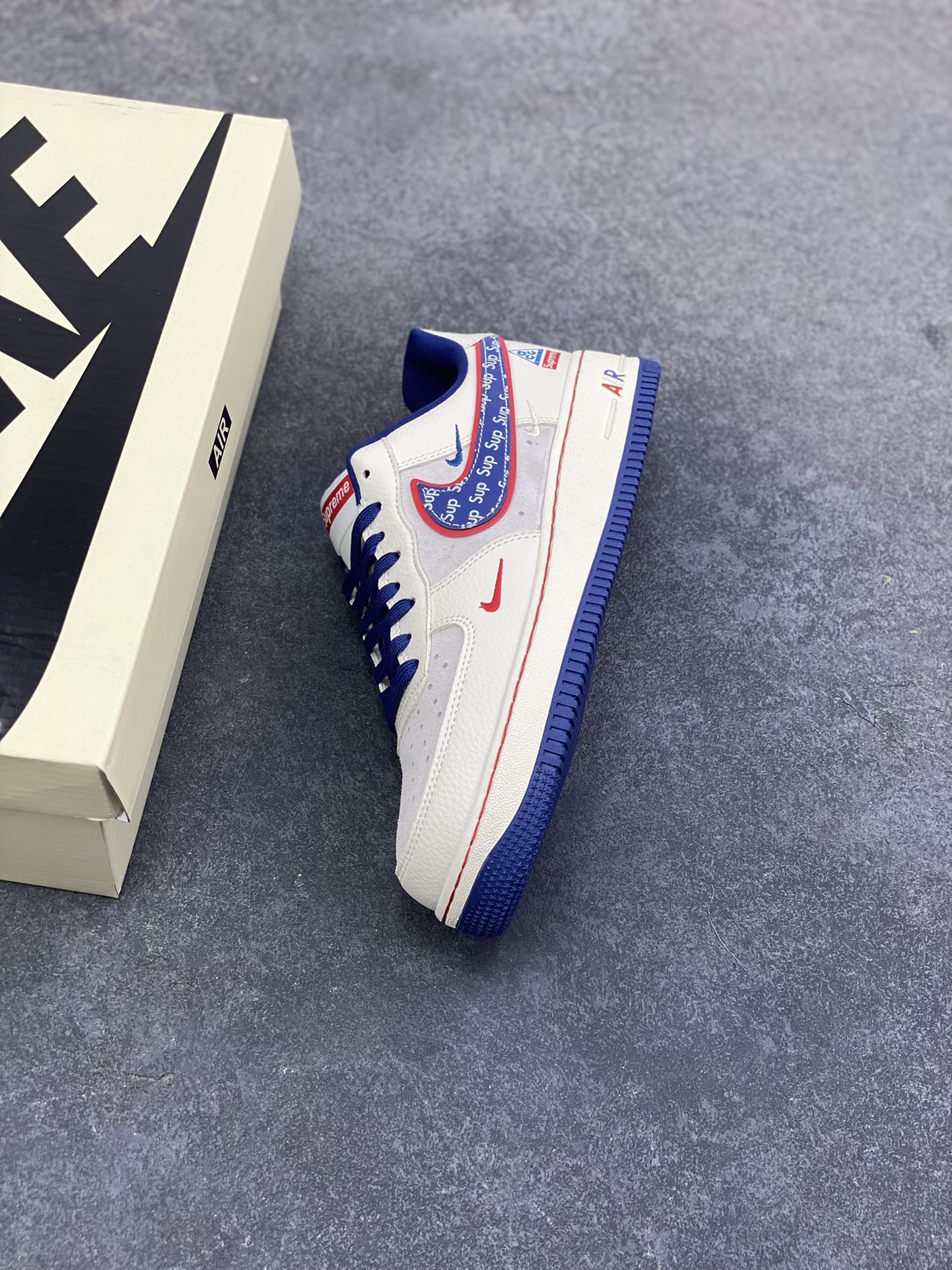 图片[7]-限量发售！NIke Air Force 1 ‘07 Low “SUP联名—白红蓝三小勾” 空军一号低帮 运动鞋 休闲鞋 折边针车 工艺难度大 原楦头原纸板 高端定制鞋盒 原厂鞋底 超高清洁度 细节完美 货号：DD1982-328 尺码：36 36.5 37.5 38 38.5 39 40 40.5 41 42 42.5 43 44 44.5 45-选品中心