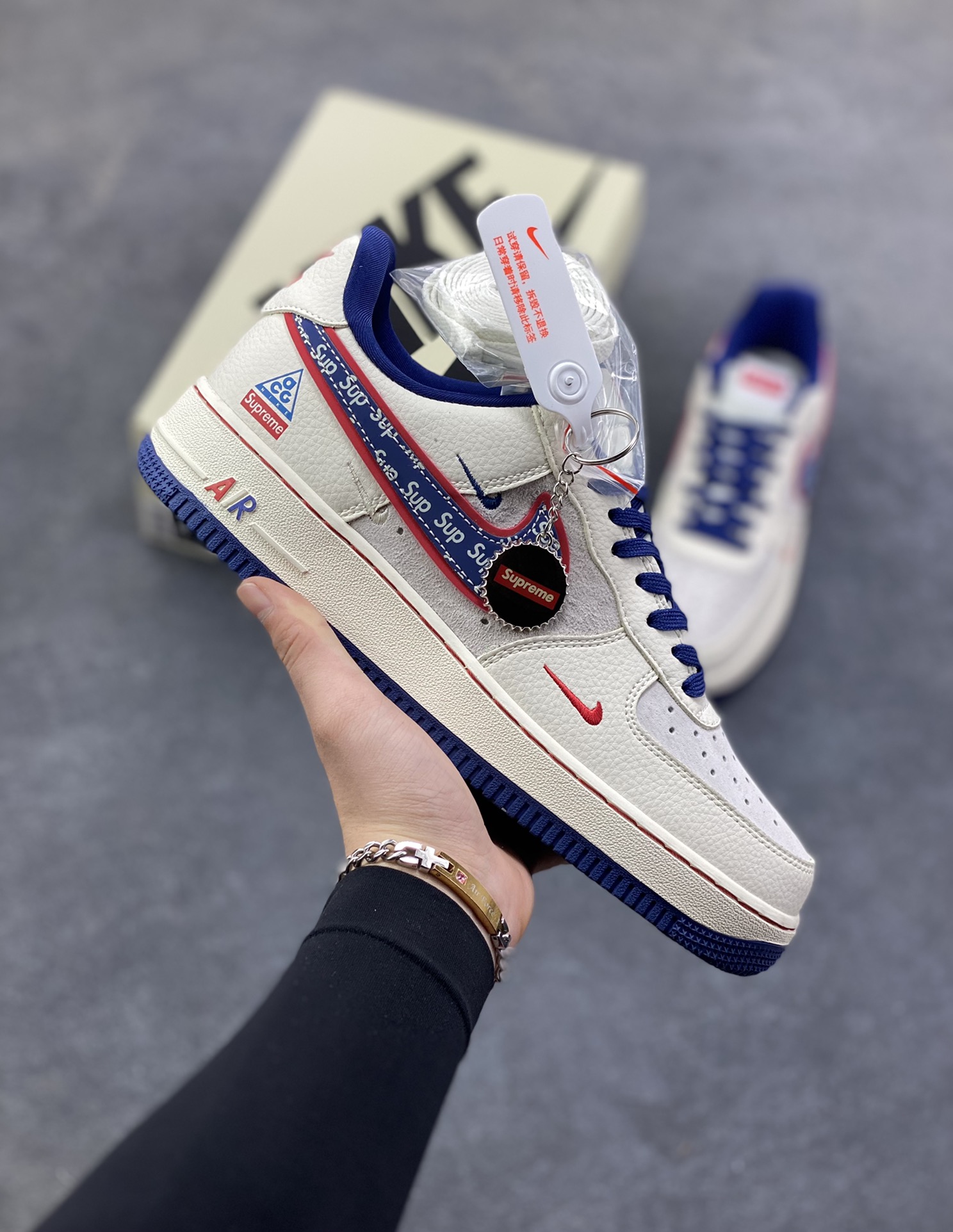 限量发售！NIke Air Force 1 ‘07 Low “SUP联名—白红蓝三小勾” 空军一号低帮 运动鞋 休闲鞋 折边针车 工艺难度大 原楦头原纸板 高端定制鞋盒 原厂鞋底 超高清洁度 细节完美 货号：DD1982-328 尺码：36 36.5 37.5 38 38.5 39 40 40.5 41 42 42.5 43 44 44.5 45-选品中心