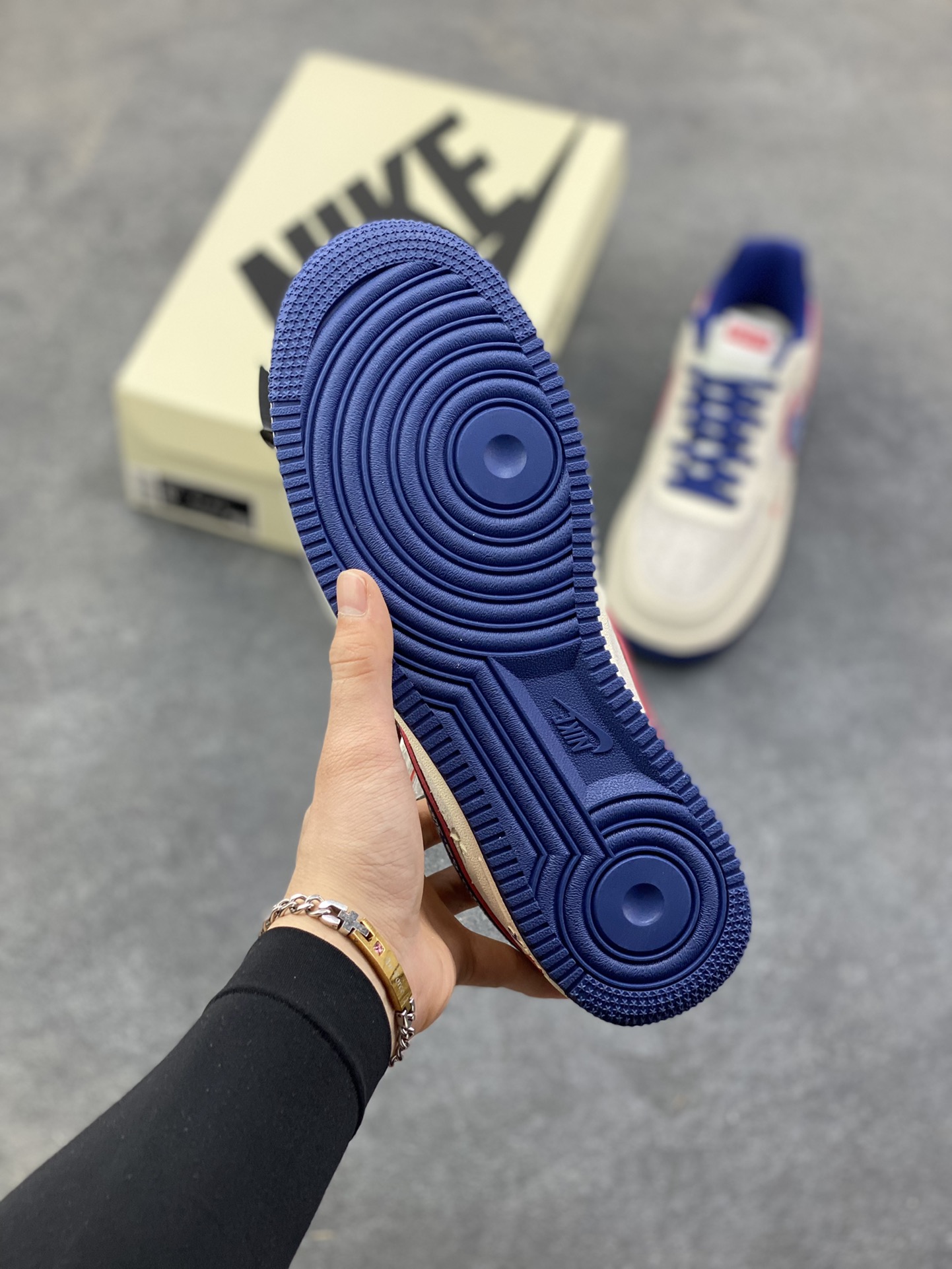 图片[5]-限量发售！NIke Air Force 1 ‘07 Low “SUP联名—白红蓝三小勾” 空军一号低帮 运动鞋 休闲鞋 折边针车 工艺难度大 原楦头原纸板 高端定制鞋盒 原厂鞋底 超高清洁度 细节完美 货号：DD1982-328 尺码：36 36.5 37.5 38 38.5 39 40 40.5 41 42 42.5 43 44 44.5 45-选品中心