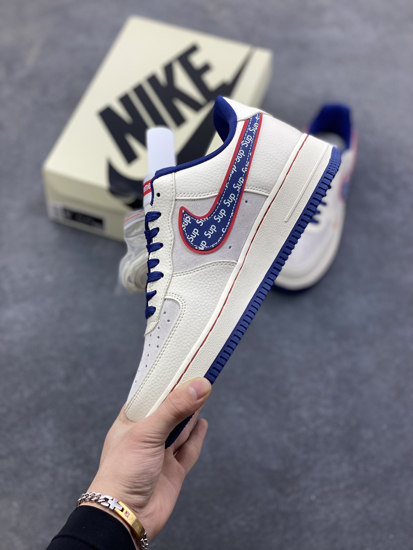图片[3]-限量发售！NIke Air Force 1 ‘07 Low “SUP联名—白红蓝三小勾” 空军一号低帮 运动鞋 休闲鞋 折边针车 工艺难度大 原楦头原纸板 高端定制鞋盒 原厂鞋底 超高清洁度 细节完美 货号：DD1982-328 尺码：36 36.5 37.5 38 38.5 39 40 40.5 41 42 42.5 43 44 44.5 45-选品中心