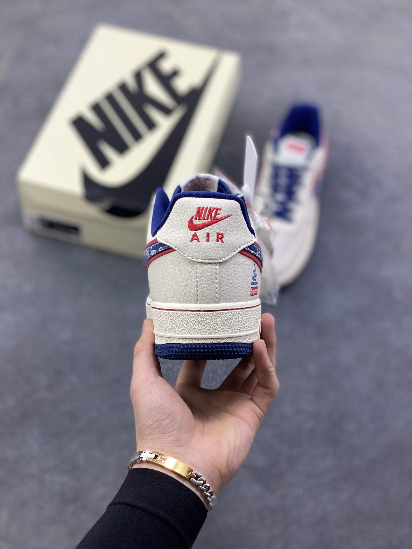 图片[4]-限量发售！NIke Air Force 1 ‘07 Low “SUP联名—白红蓝三小勾” 空军一号低帮 运动鞋 休闲鞋 折边针车 工艺难度大 原楦头原纸板 高端定制鞋盒 原厂鞋底 超高清洁度 细节完美 货号：DD1982-328 尺码：36 36.5 37.5 38 38.5 39 40 40.5 41 42 42.5 43 44 44.5 45-选品中心