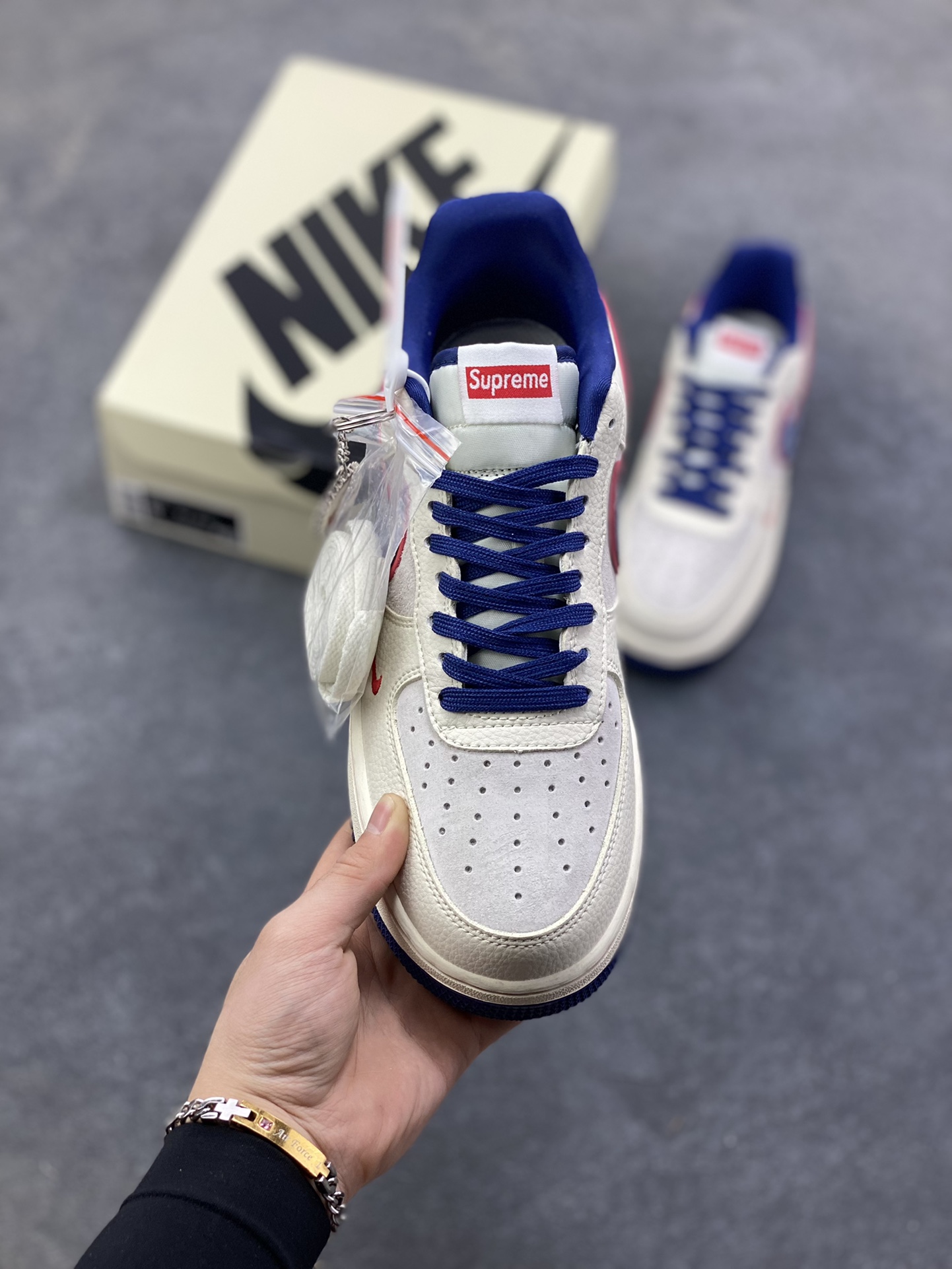 图片[2]-限量发售！NIke Air Force 1 ‘07 Low “SUP联名—白红蓝三小勾” 空军一号低帮 运动鞋 休闲鞋 折边针车 工艺难度大 原楦头原纸板 高端定制鞋盒 原厂鞋底 超高清洁度 细节完美 货号：DD1982-328 尺码：36 36.5 37.5 38 38.5 39 40 40.5 41 42 42.5 43 44 44.5 45-选品中心