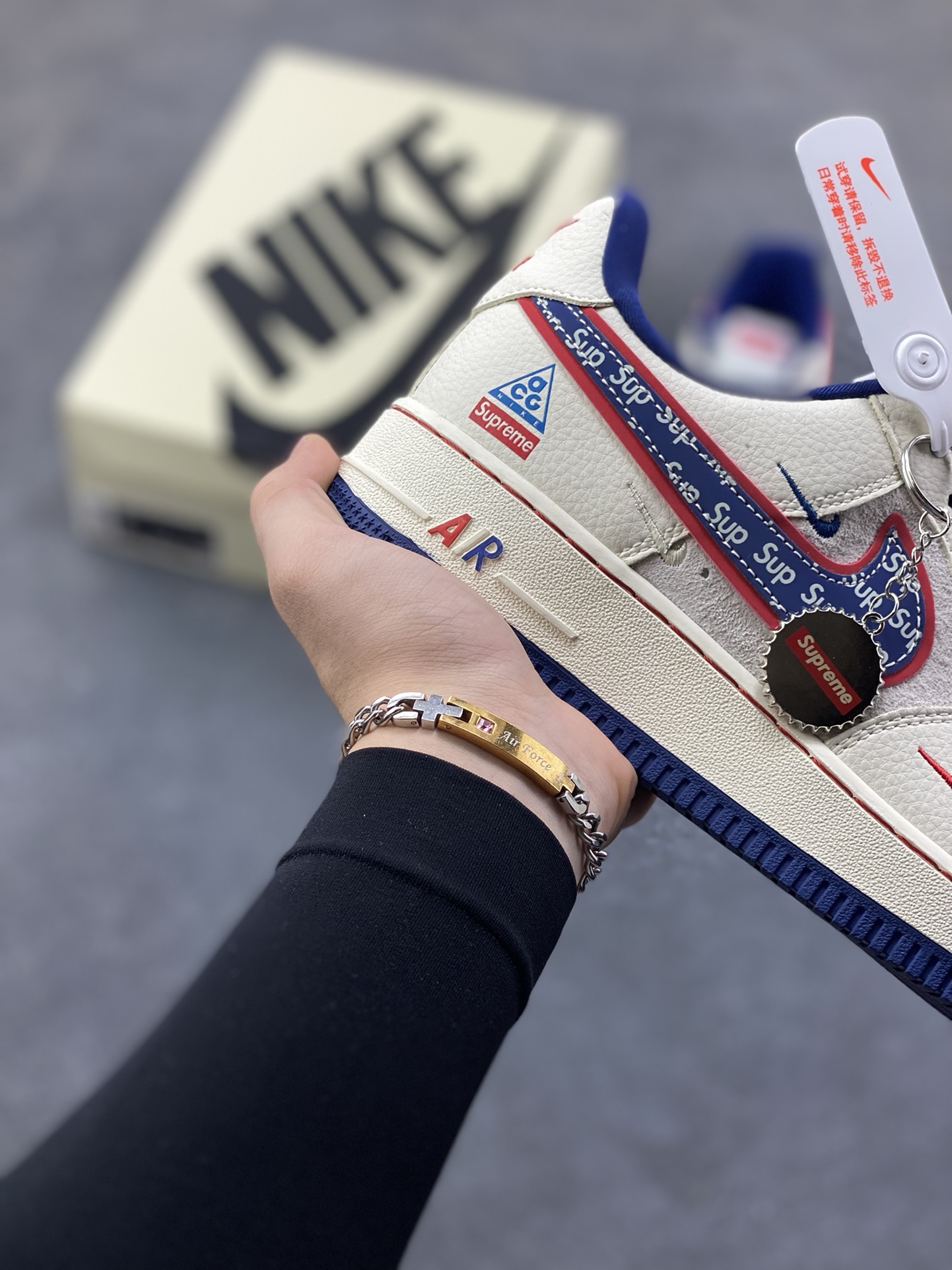 图片[6]-限量发售！NIke Air Force 1 ‘07 Low “SUP联名—白红蓝三小勾” 空军一号低帮 运动鞋 休闲鞋 折边针车 工艺难度大 原楦头原纸板 高端定制鞋盒 原厂鞋底 超高清洁度 细节完美 货号：DD1982-328 尺码：36 36.5 37.5 38 38.5 39 40 40.5 41 42 42.5 43 44 44.5 45-选品中心