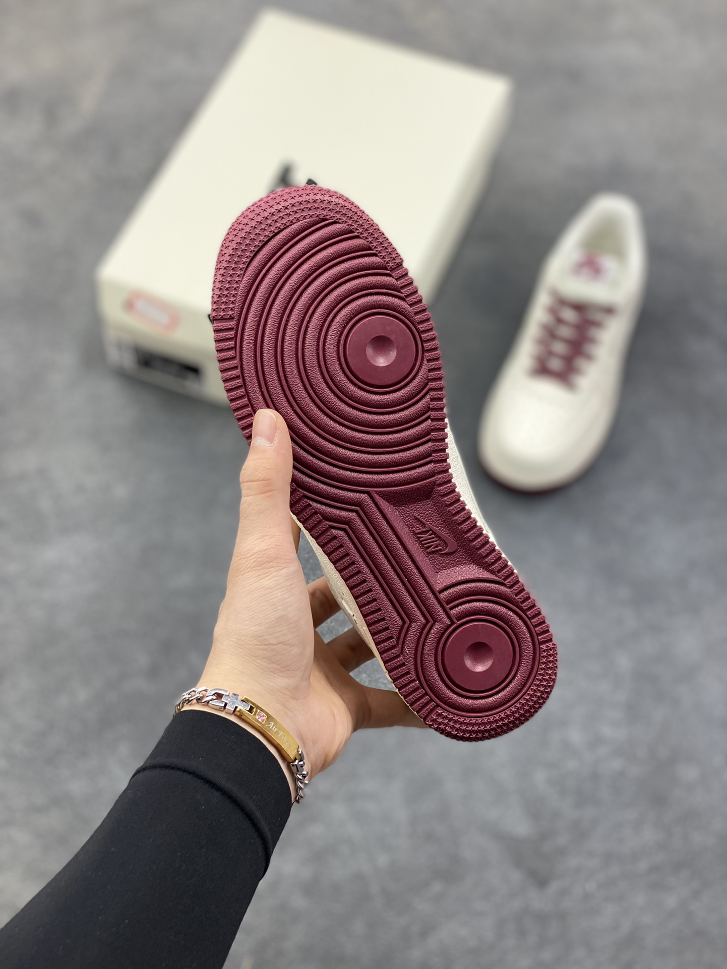 图片[5]-Nike Air Force 1 ‘07 Low “奶白酒红” 空军一号 高端定制 低帮 运动鞋 奶白作底，是未染杂色的松弛感——像清晨铺在窗台的薄光，裹着软质皮革的细腻肌理，把日常的随性揉进鞋型里。酒红作缀，是藏在温柔里的复古棱角：鞋带上的暗纹、鞋边的深调包边，连鞋身叠勾都晕着同色系的哑光质感，像旧唱片里跳脱的音符，让素净多了几分沉淀的韵味 货号：GX3170-108 尺码：36 36.5 37.5 38 38.5 39 40 40.5 41 42 42.5 43 44 44.5 45-选品中心