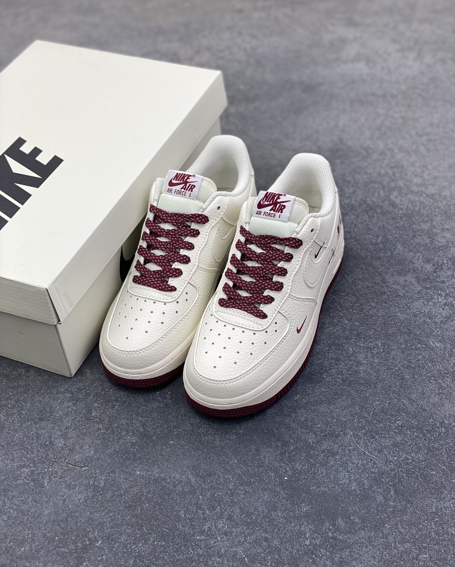 图片[8]-Nike Air Force 1 ‘07 Low “奶白酒红” 空军一号 高端定制 低帮 运动鞋 奶白作底，是未染杂色的松弛感——像清晨铺在窗台的薄光，裹着软质皮革的细腻肌理，把日常的随性揉进鞋型里。酒红作缀，是藏在温柔里的复古棱角：鞋带上的暗纹、鞋边的深调包边，连鞋身叠勾都晕着同色系的哑光质感，像旧唱片里跳脱的音符，让素净多了几分沉淀的韵味 货号：GX3170-108 尺码：36 36.5 37.5 38 38.5 39 40 40.5 41 42 42.5 43 44 44.5 45-选品中心