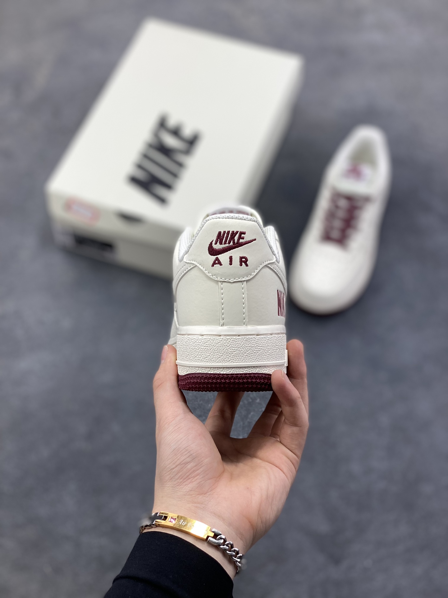 图片[4]-Nike Air Force 1 ‘07 Low “奶白酒红” 空军一号 高端定制 低帮 运动鞋 奶白作底，是未染杂色的松弛感——像清晨铺在窗台的薄光，裹着软质皮革的细腻肌理，把日常的随性揉进鞋型里。酒红作缀，是藏在温柔里的复古棱角：鞋带上的暗纹、鞋边的深调包边，连鞋身叠勾都晕着同色系的哑光质感，像旧唱片里跳脱的音符，让素净多了几分沉淀的韵味 货号：GX3170-108 尺码：36 36.5 37.5 38 38.5 39 40 40.5 41 42 42.5 43 44 44.5 45-选品中心