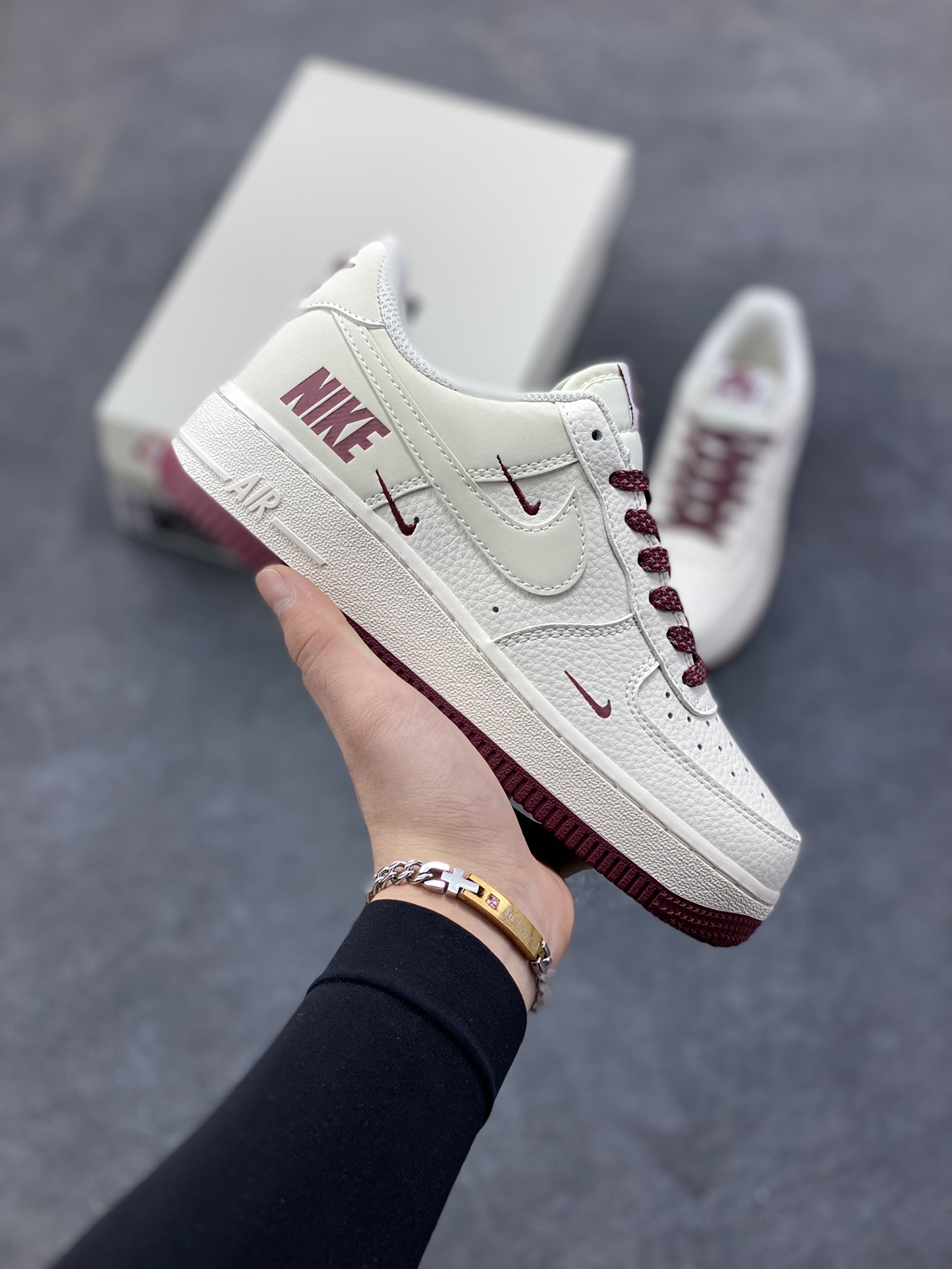Nike Air Force 1 ‘07 Low “奶白酒红” 空军一号 高端定制 低帮 运动鞋 奶白作底，是未染杂色的松弛感——像清晨铺在窗台的薄光，裹着软质皮革的细腻肌理，把日常的随性揉进鞋型里。酒红作缀，是藏在温柔里的复古棱角：鞋带上的暗纹、鞋边的深调包边，连鞋身叠勾都晕着同色系的哑光质感，像旧唱片里跳脱的音符，让素净多了几分沉淀的韵味 货号：GX3170-108 尺码：36 36.5 37.5 38 38.5 39 40 40.5 41 42 42.5 43 44 44.5 45-选品中心