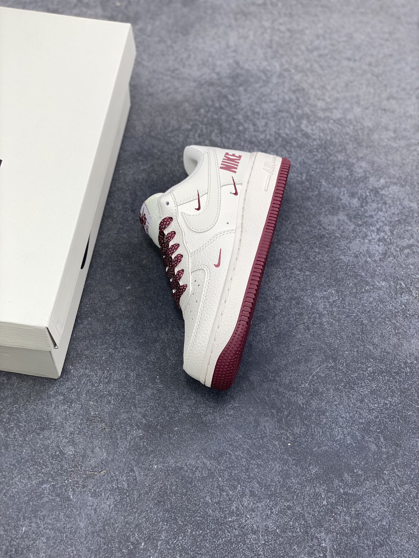 图片[7]-Nike Air Force 1 ‘07 Low “奶白酒红” 空军一号 高端定制 低帮 运动鞋 奶白作底，是未染杂色的松弛感——像清晨铺在窗台的薄光，裹着软质皮革的细腻肌理，把日常的随性揉进鞋型里。酒红作缀，是藏在温柔里的复古棱角：鞋带上的暗纹、鞋边的深调包边，连鞋身叠勾都晕着同色系的哑光质感，像旧唱片里跳脱的音符，让素净多了几分沉淀的韵味 货号：GX3170-108 尺码：36 36.5 37.5 38 38.5 39 40 40.5 41 42 42.5 43 44 44.5 45-选品中心